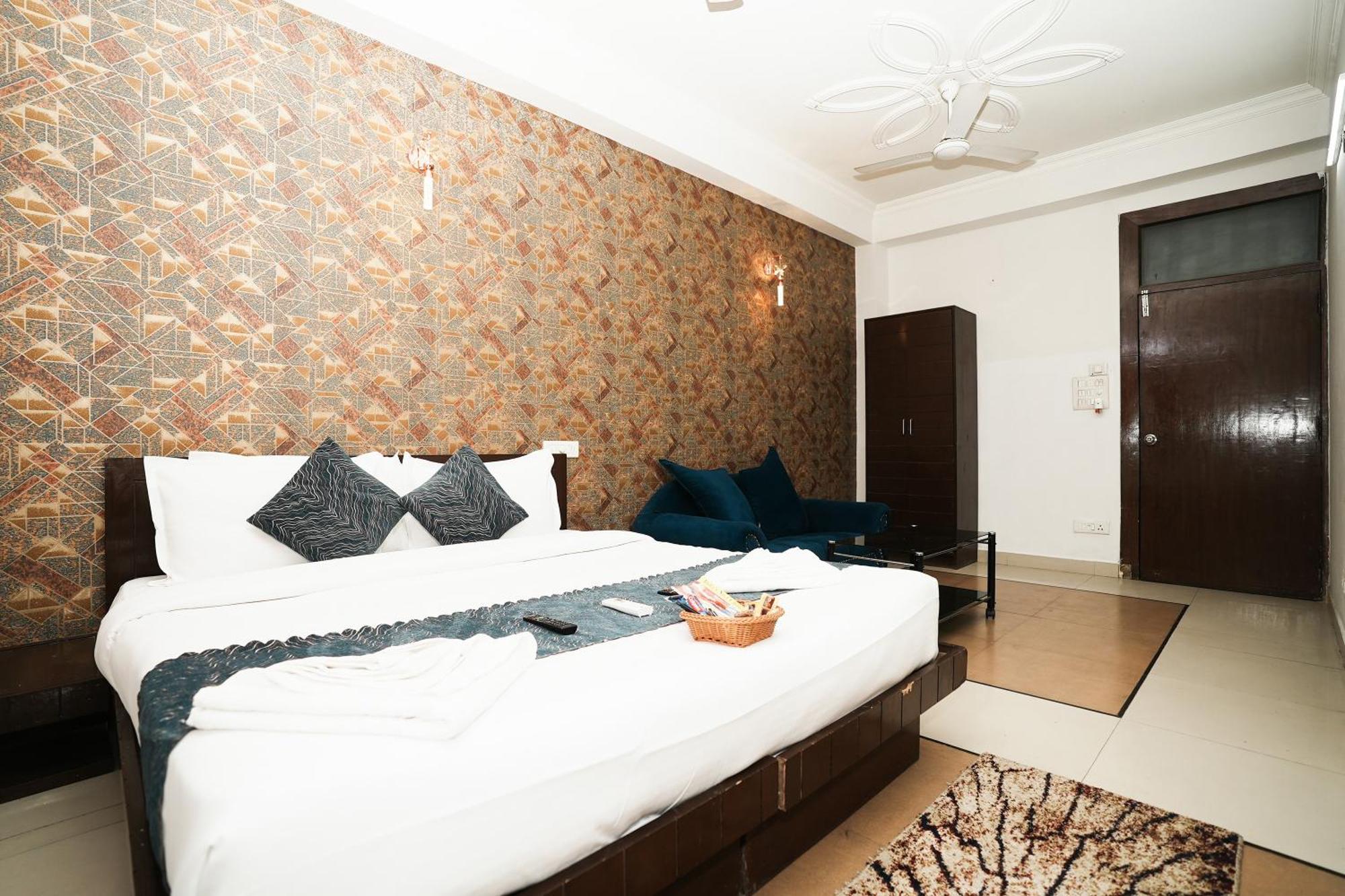 Hotel Om Paradise Near Igi Delhi Airport 3*