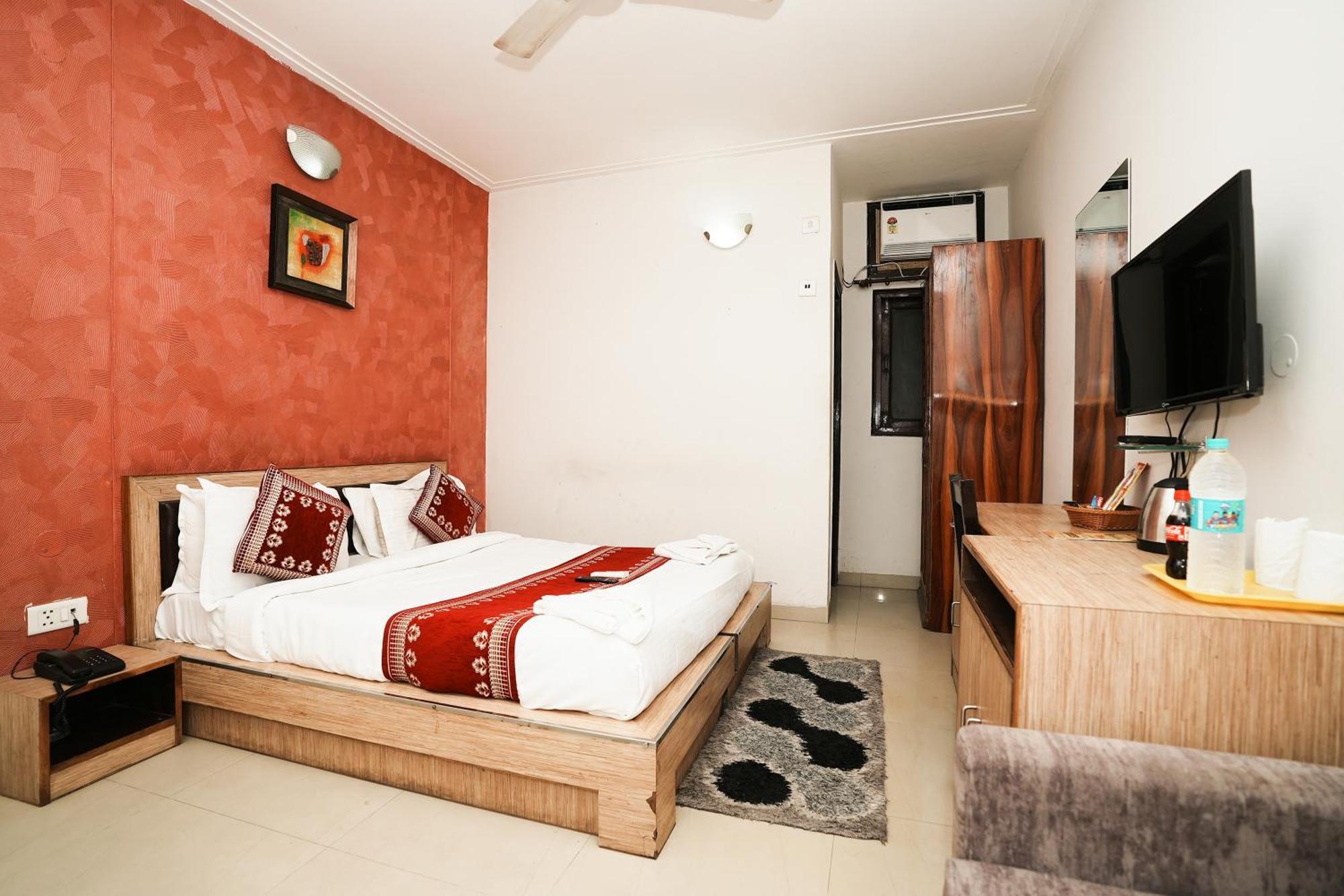 Hotel Om Paradise Near Igi Delhi Airport 3*