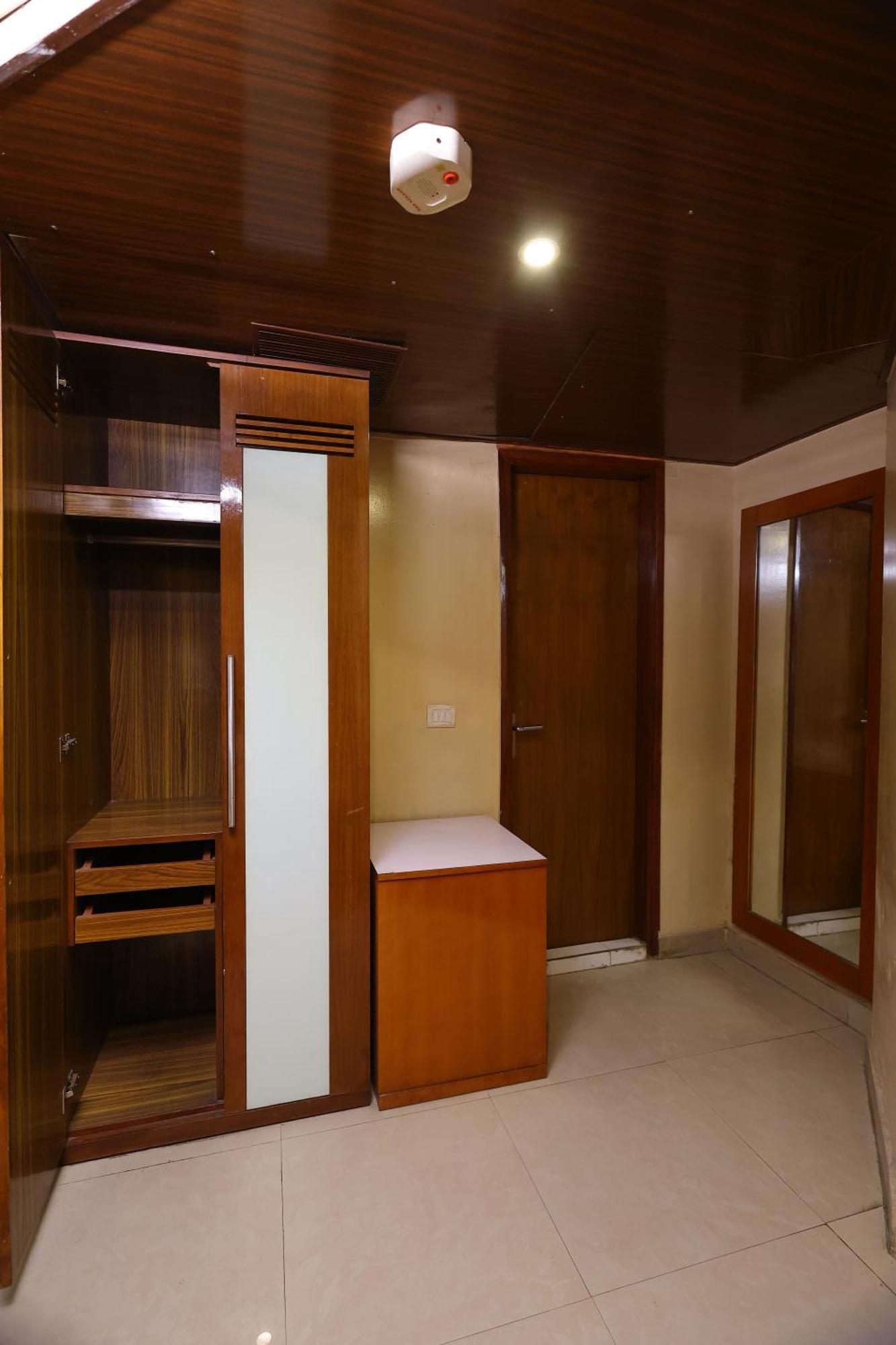 Airport Ramhan Palace Mahipalpur 4*
