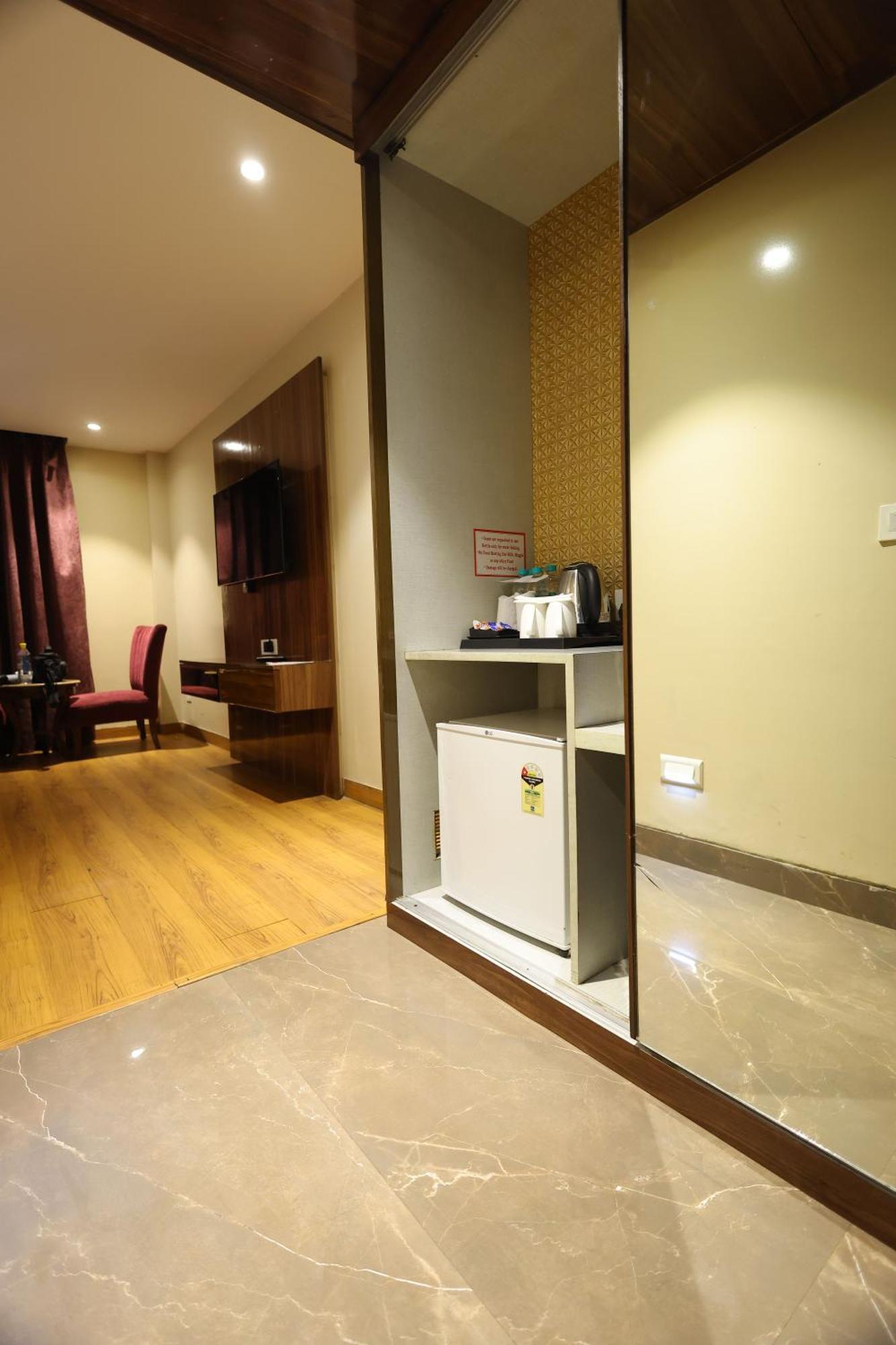 Airport Ramhan Palace Mahipalpur 4*