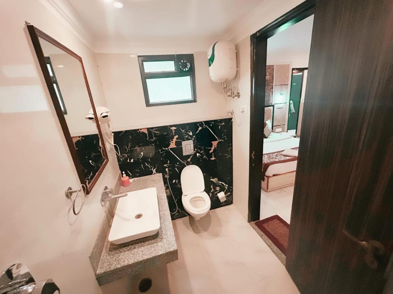 Almora - Near By Delhi International Airport - With Free Airport Pickup And Drop 3* New Delhi