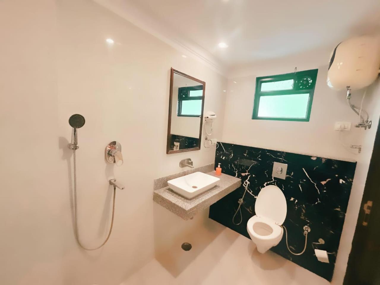 Almora - Near By Delhi International Airport - With Free Airport Pickup And Drop