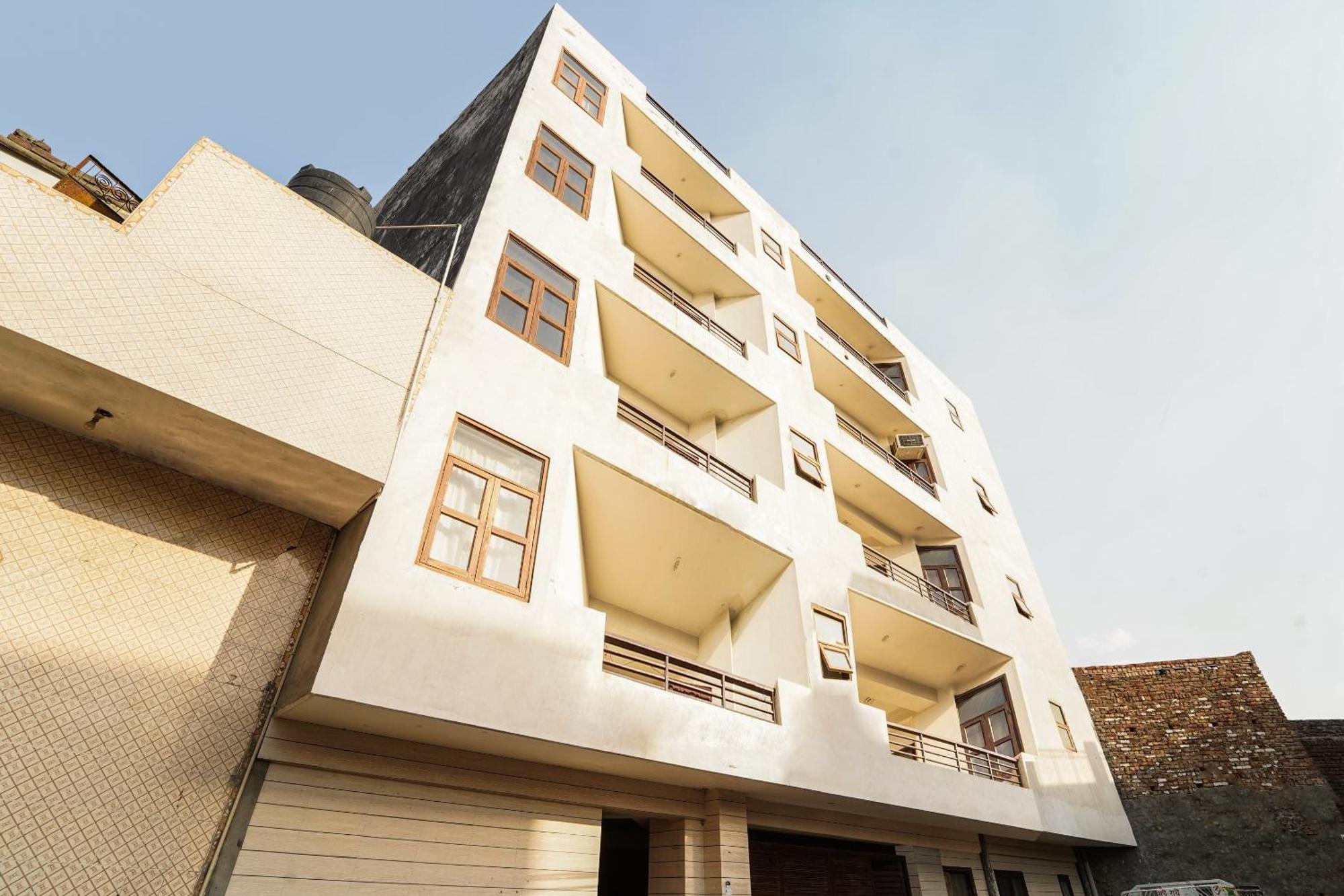 Hotel O Chahal Near Nangloi Railway Station Metro Station 2*