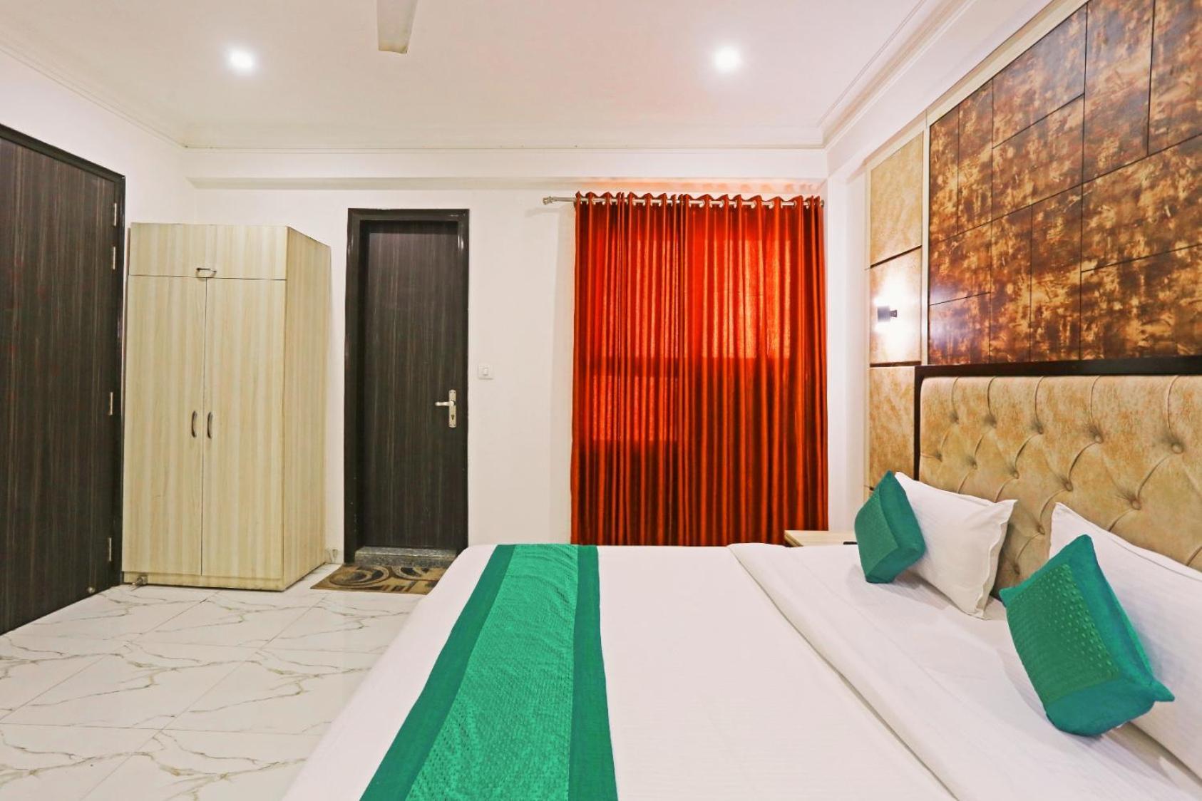 Almora - Near By Delhi International Airport - With Free Airport Pickup And Drop 3* New Delhi