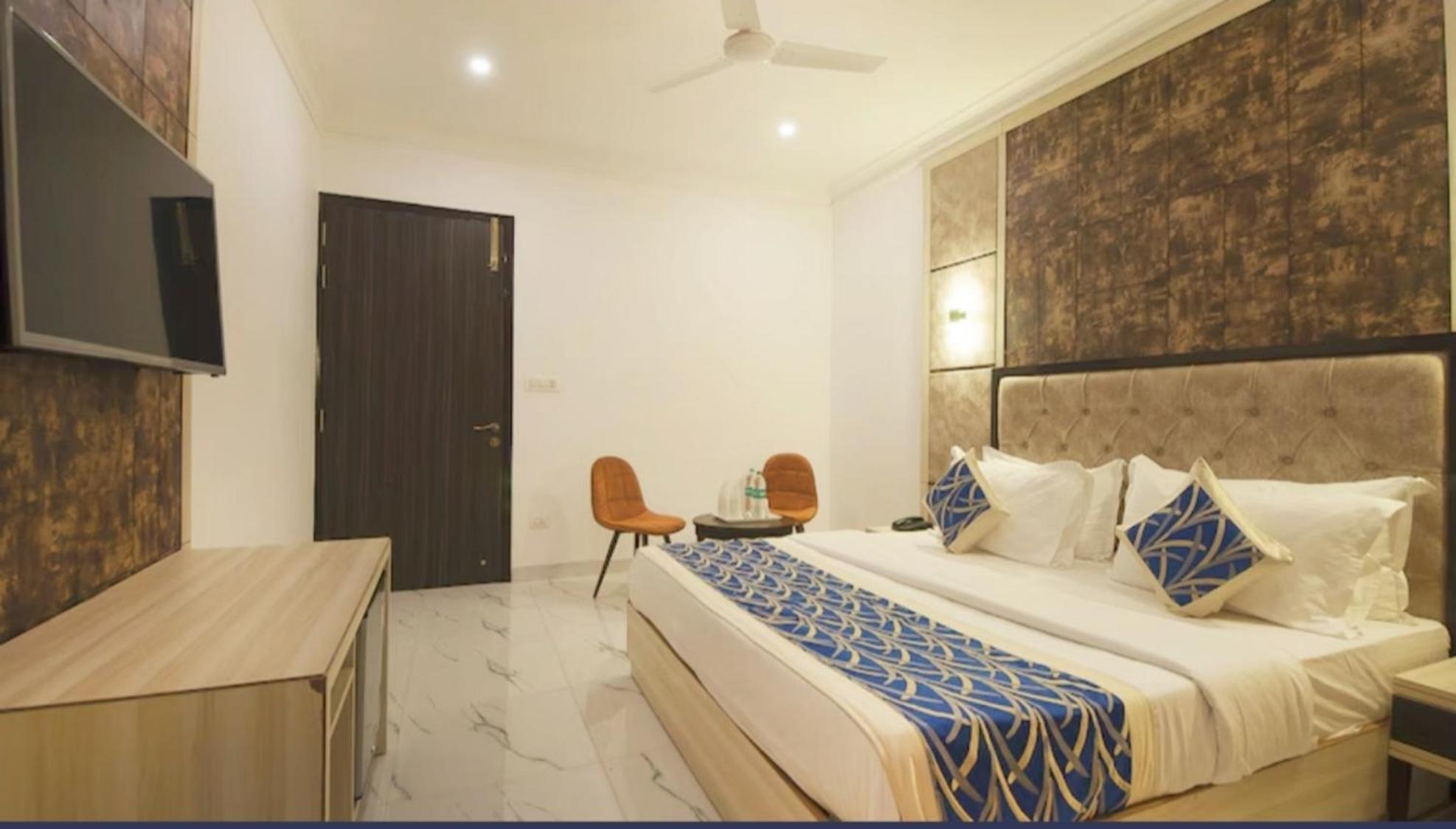 Hotel Almora - Near By Delhi International Airport - With Free Airport Pickup And Drop 3*