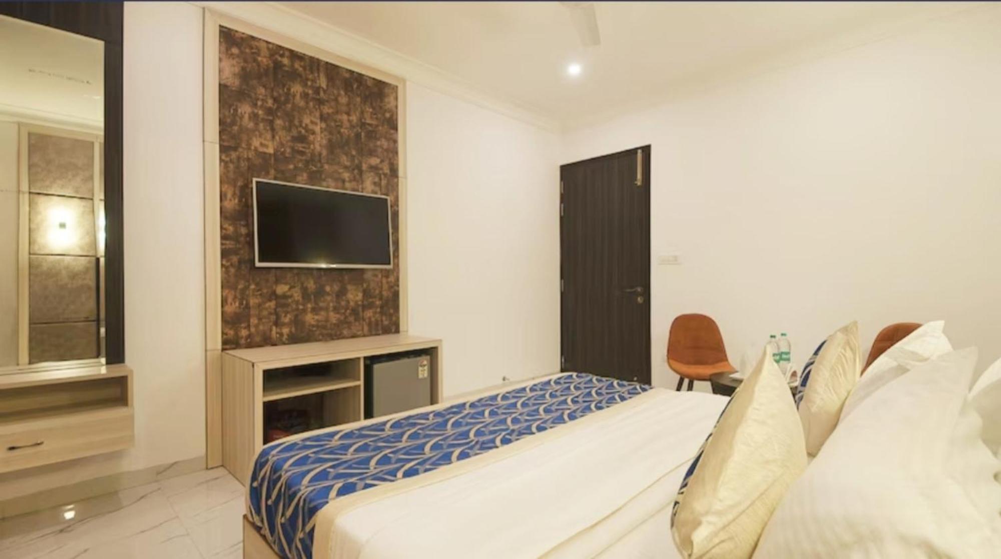 Almora - Near By Delhi International Airport - With Free Airport Pickup And Drop Hotel New Delhi