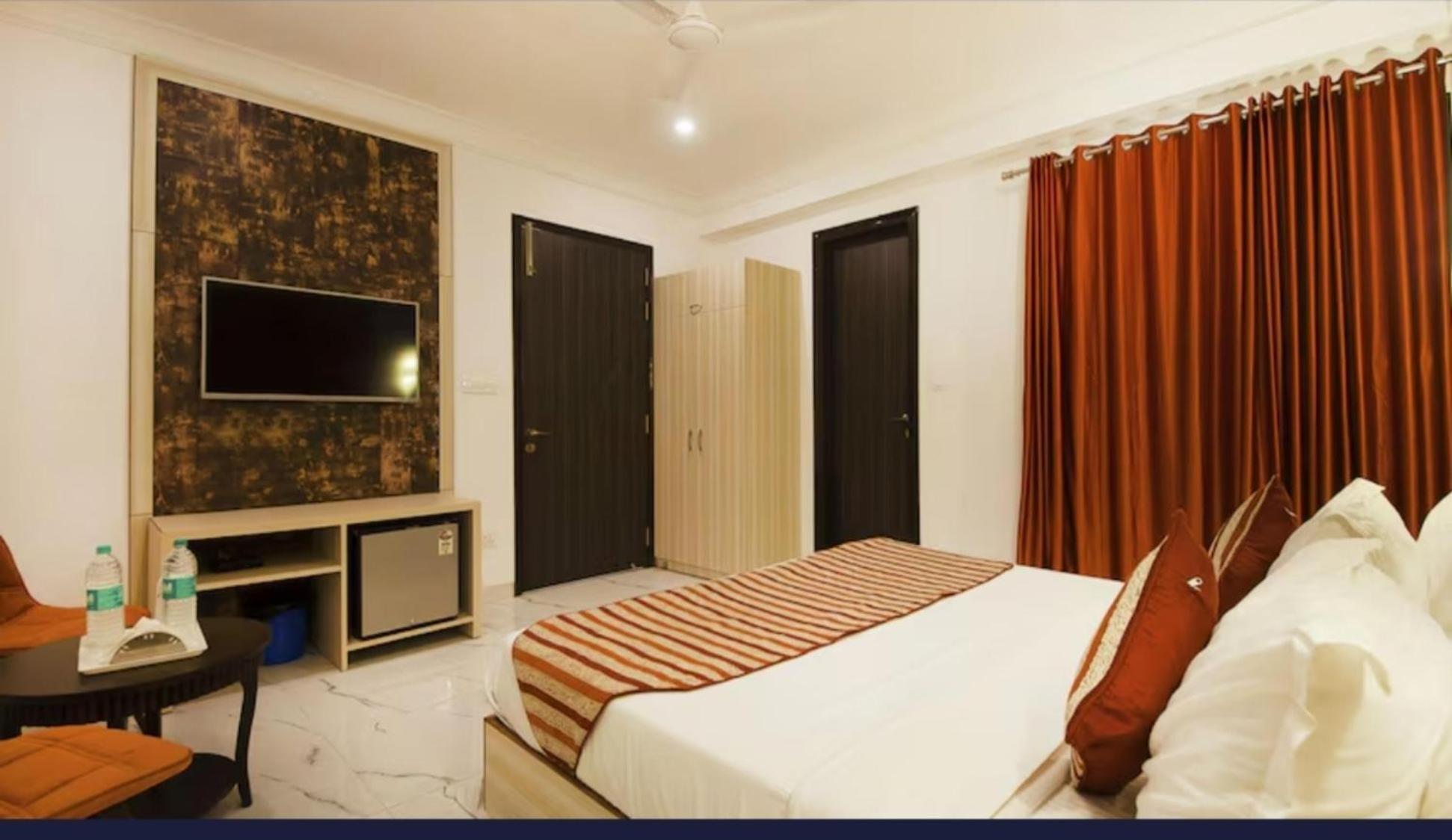 Hotel Almora - Near By Delhi International Airport - With Free Airport Pickup And Drop 3*