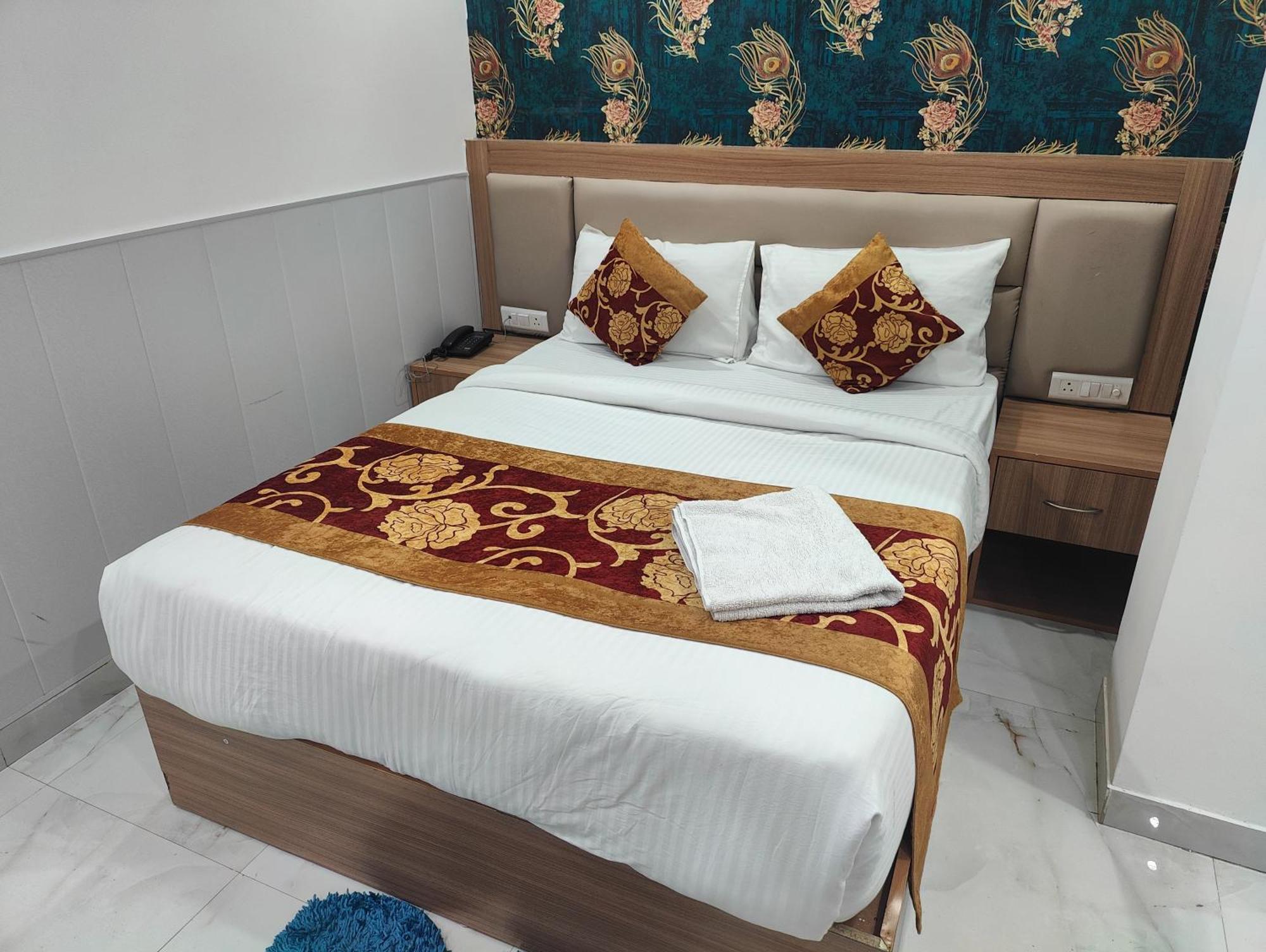 Bed & Breakfast Decent Suites Inn- Mahipalpur, Delhi Airport, Aerocity