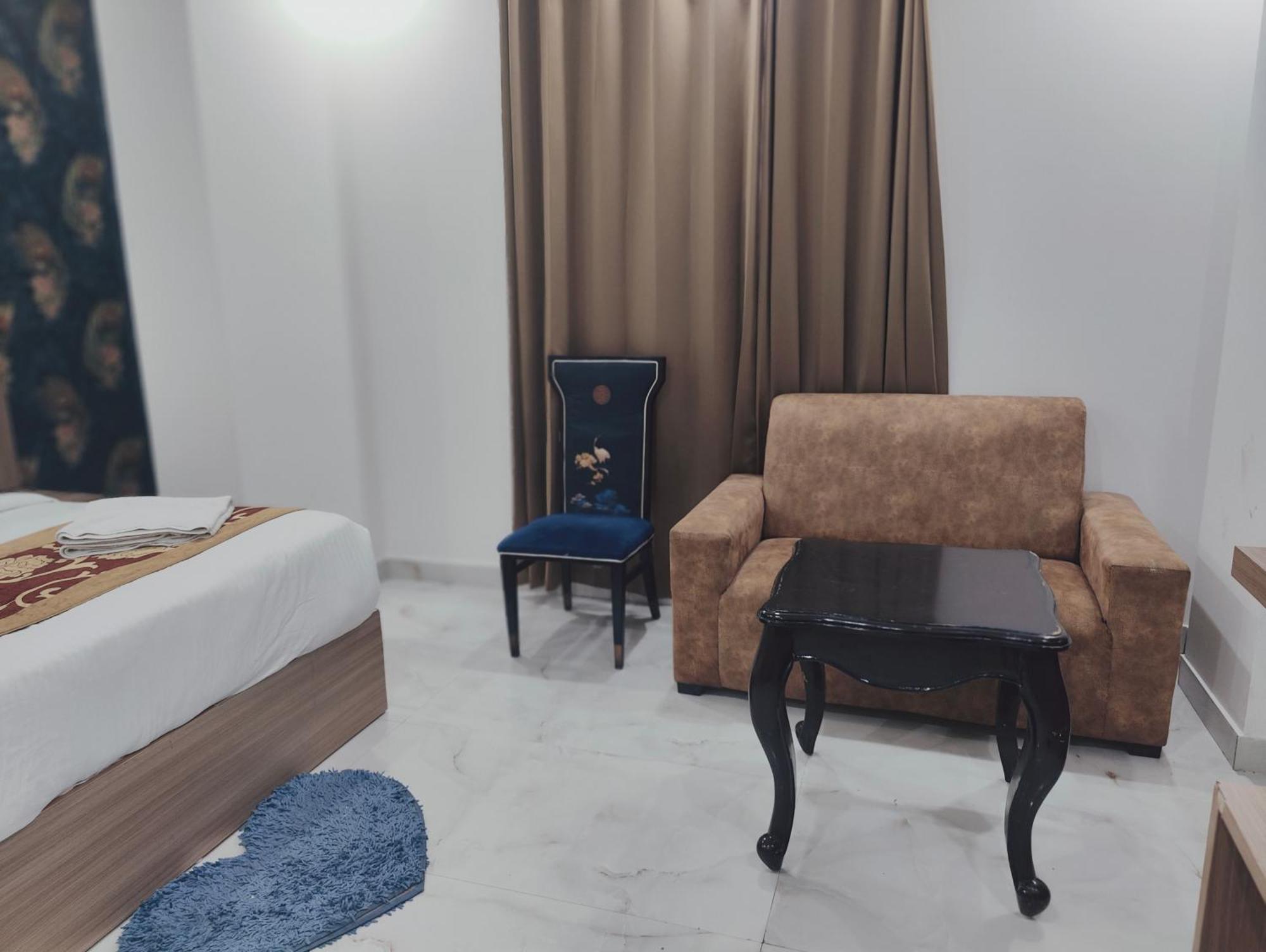 Bed & Breakfast Decent Suites Inn- Mahipalpur, Delhi Airport, Aerocity