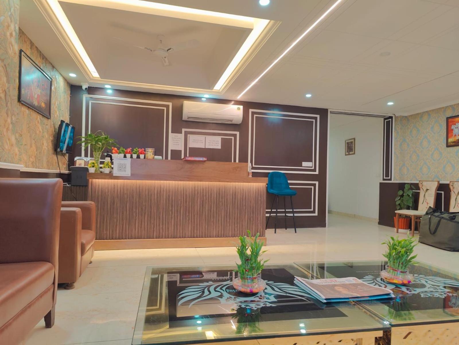 Decent Suites Inn- Mahipalpur, Delhi Airport, Aerocity Bed & Breakfast New Delhi