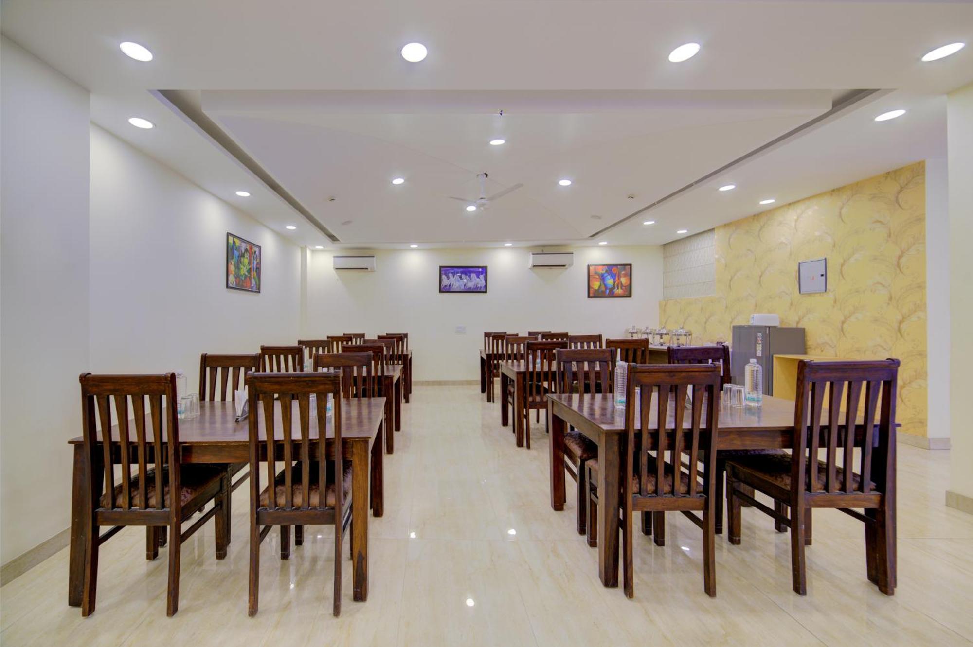 Decent Suites Inn- Mahipalpur, Delhi Airport, Aerocity 4*