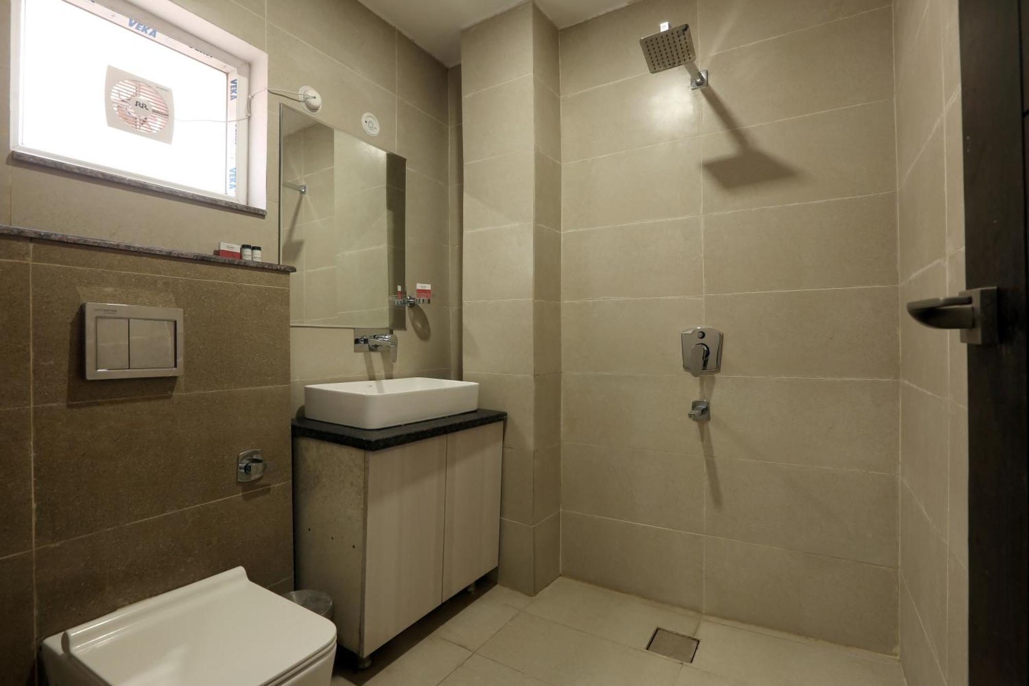 Luxury Near Delhi International Airport Hotel 4*