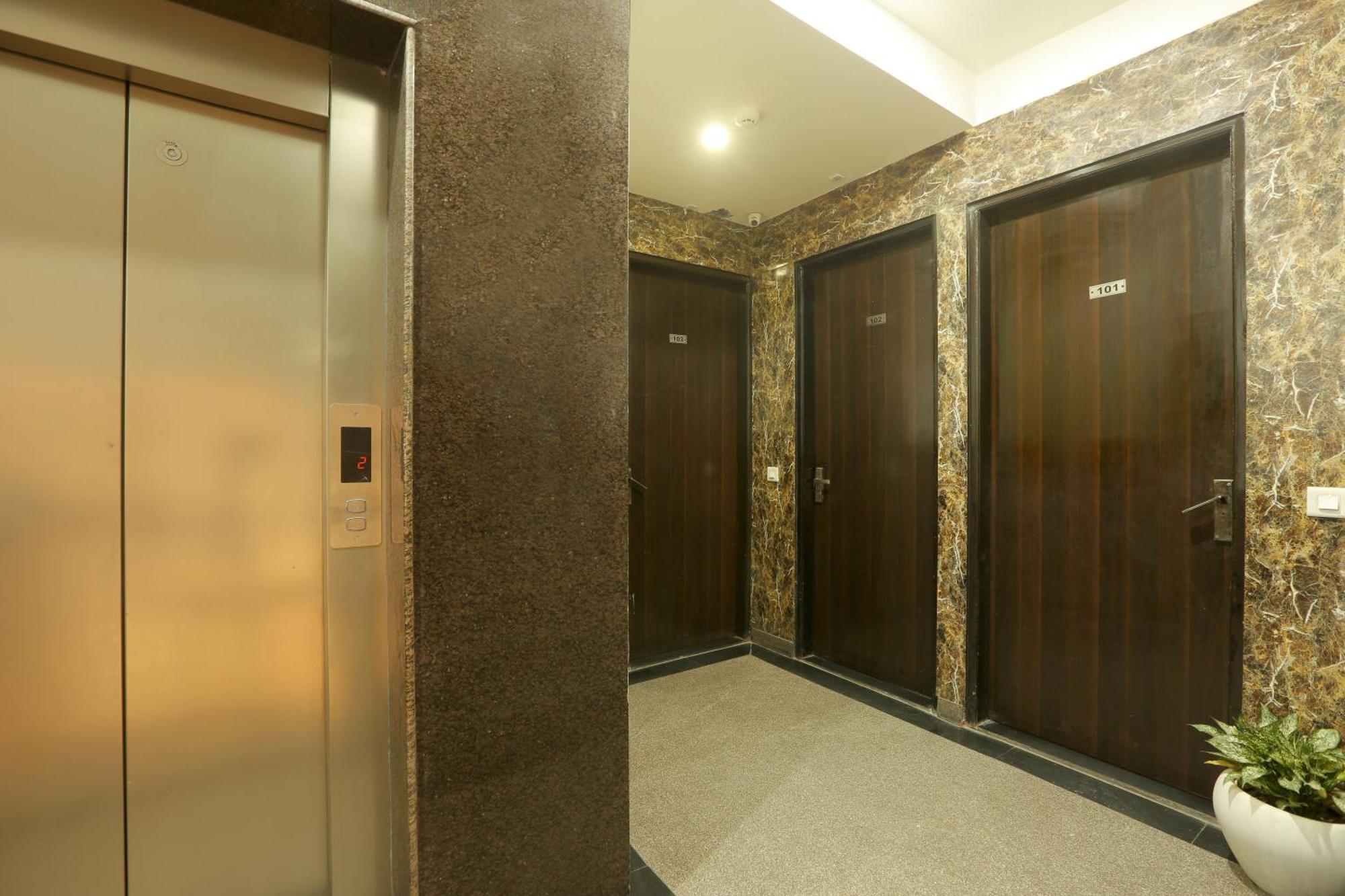 Luxury Near Delhi International Airport Hotel 4*