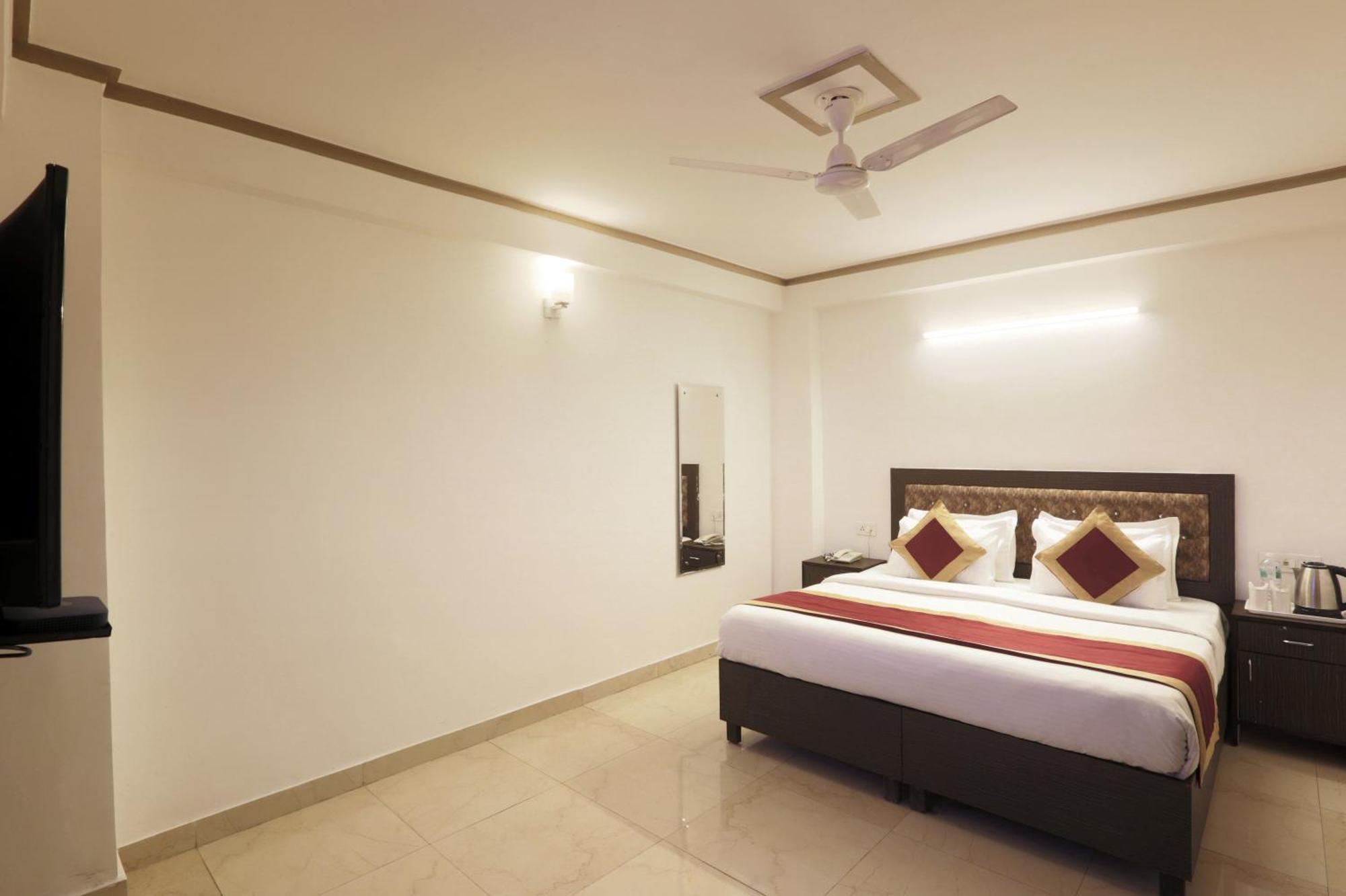 Hotel The Ocean Near Igi Airport