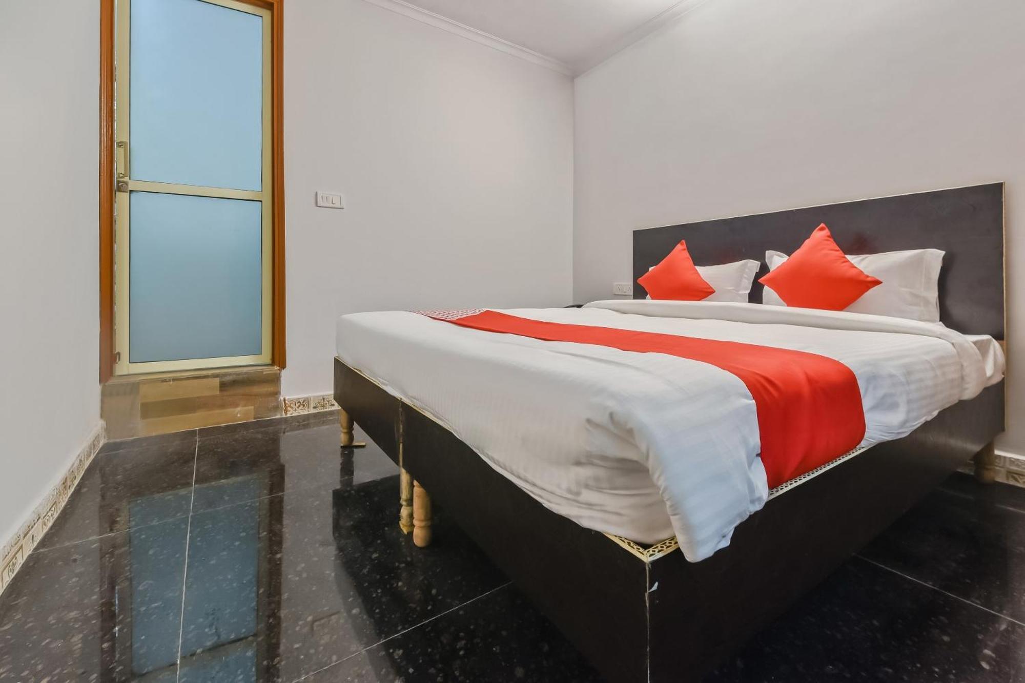 Hotel O Satguru Rasidency Dwarka Mor 2*