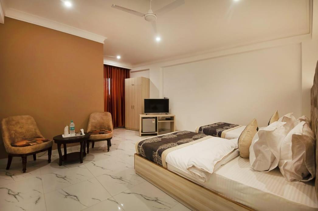 Hotel Almora - Near By Delhi International Airport - With Free Airport Pickup And Drop 3*