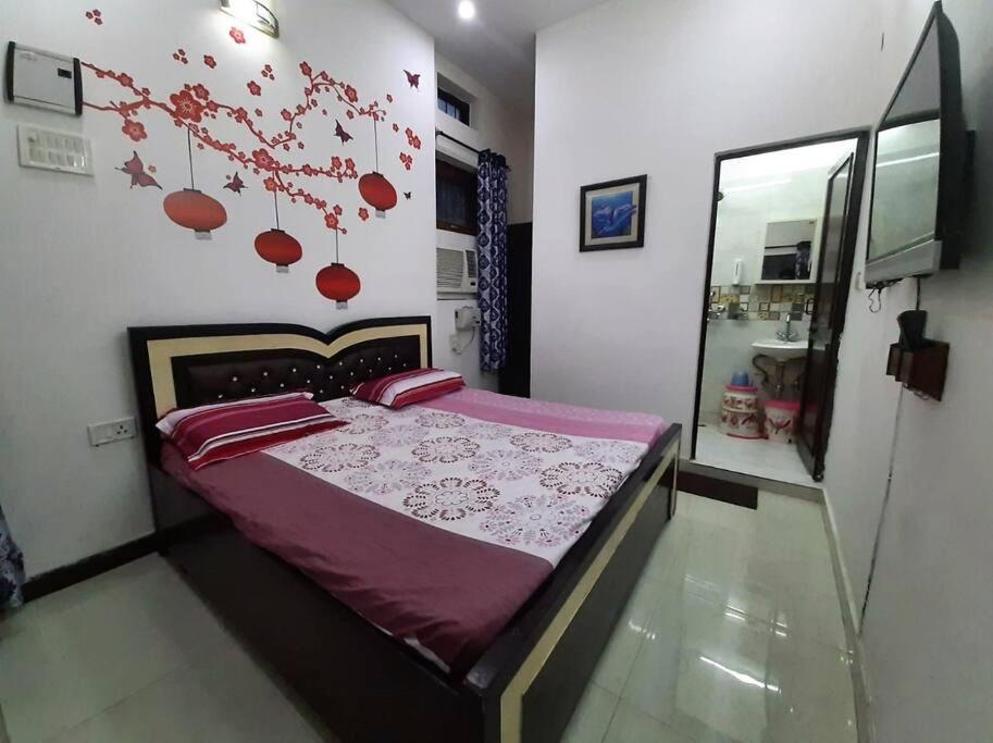 Sleek Retreat With Kitchen L Near Airport Apartment