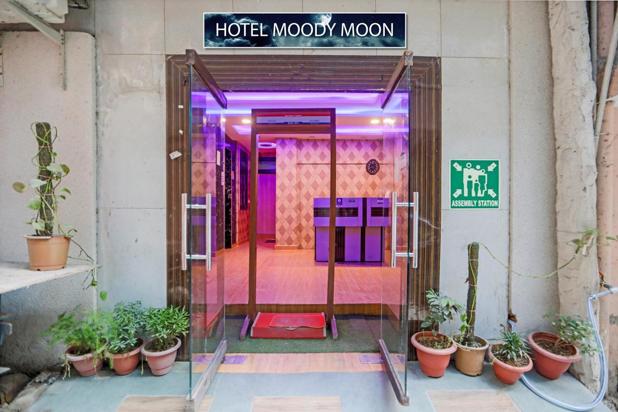 Moody Moon 3*