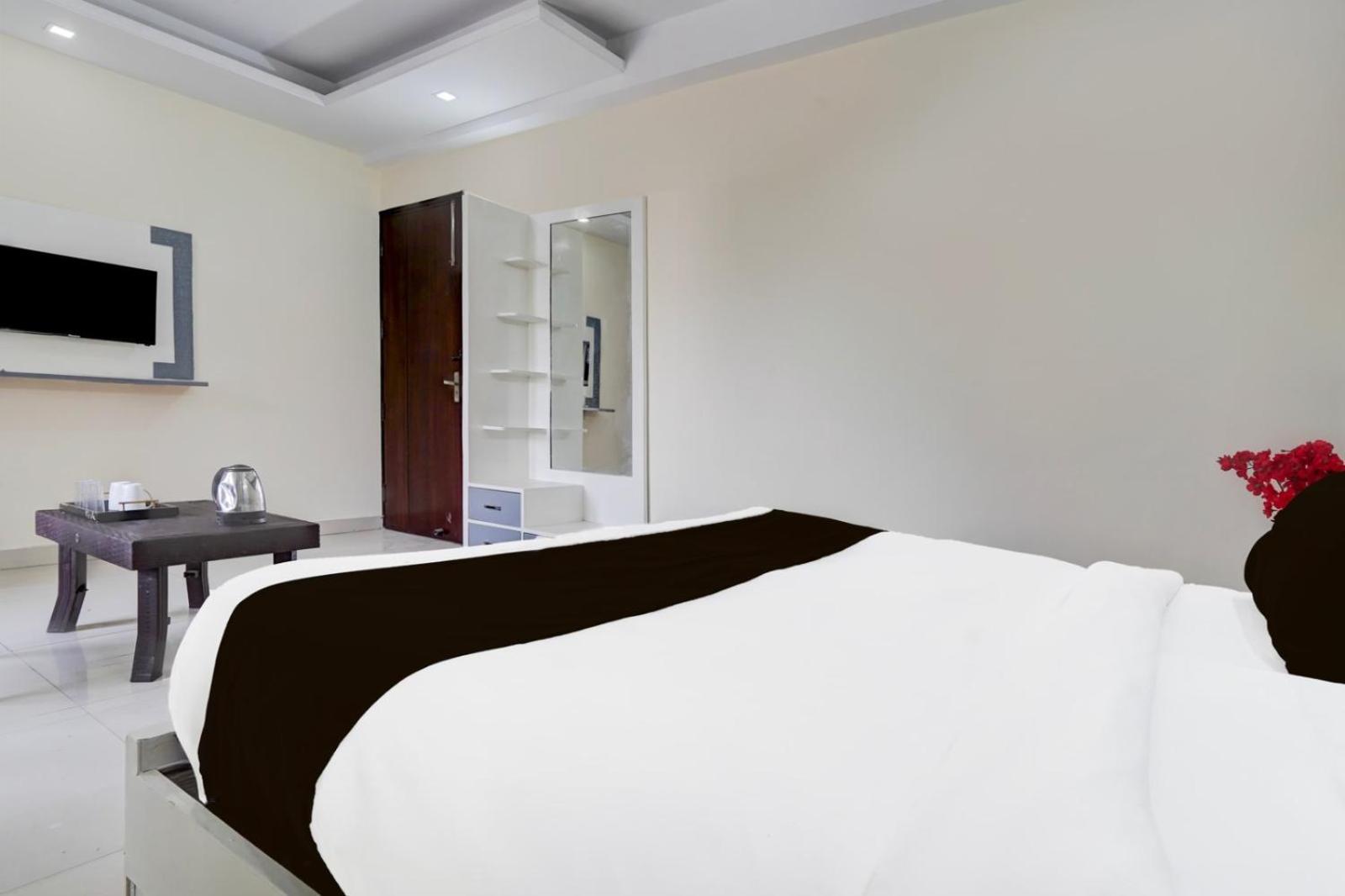 Hotel Cozy Cave Near Igi Delhi Airport 4*