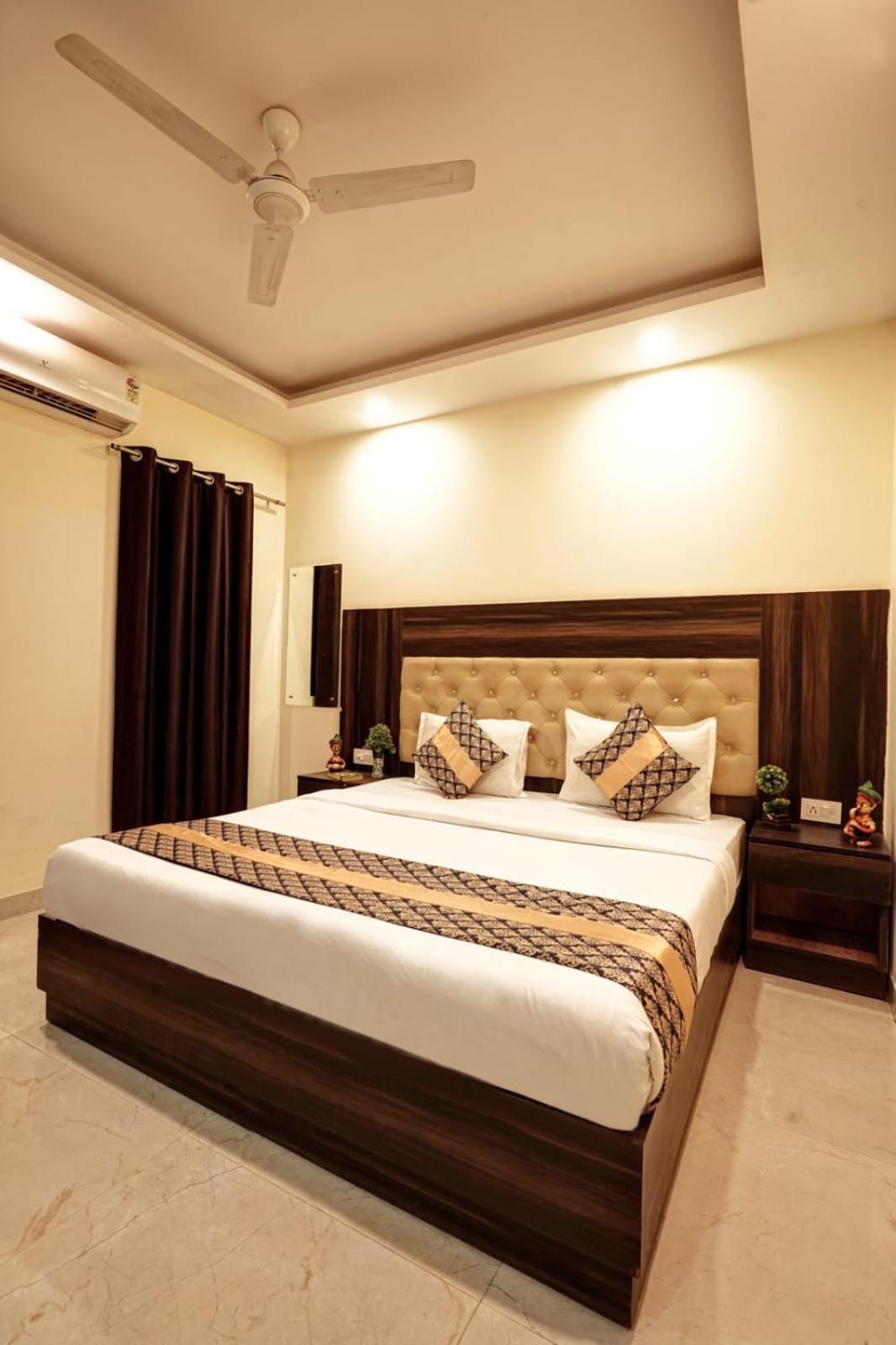 Cozy Cave Near Igi Delhi Airport Hotel 4*