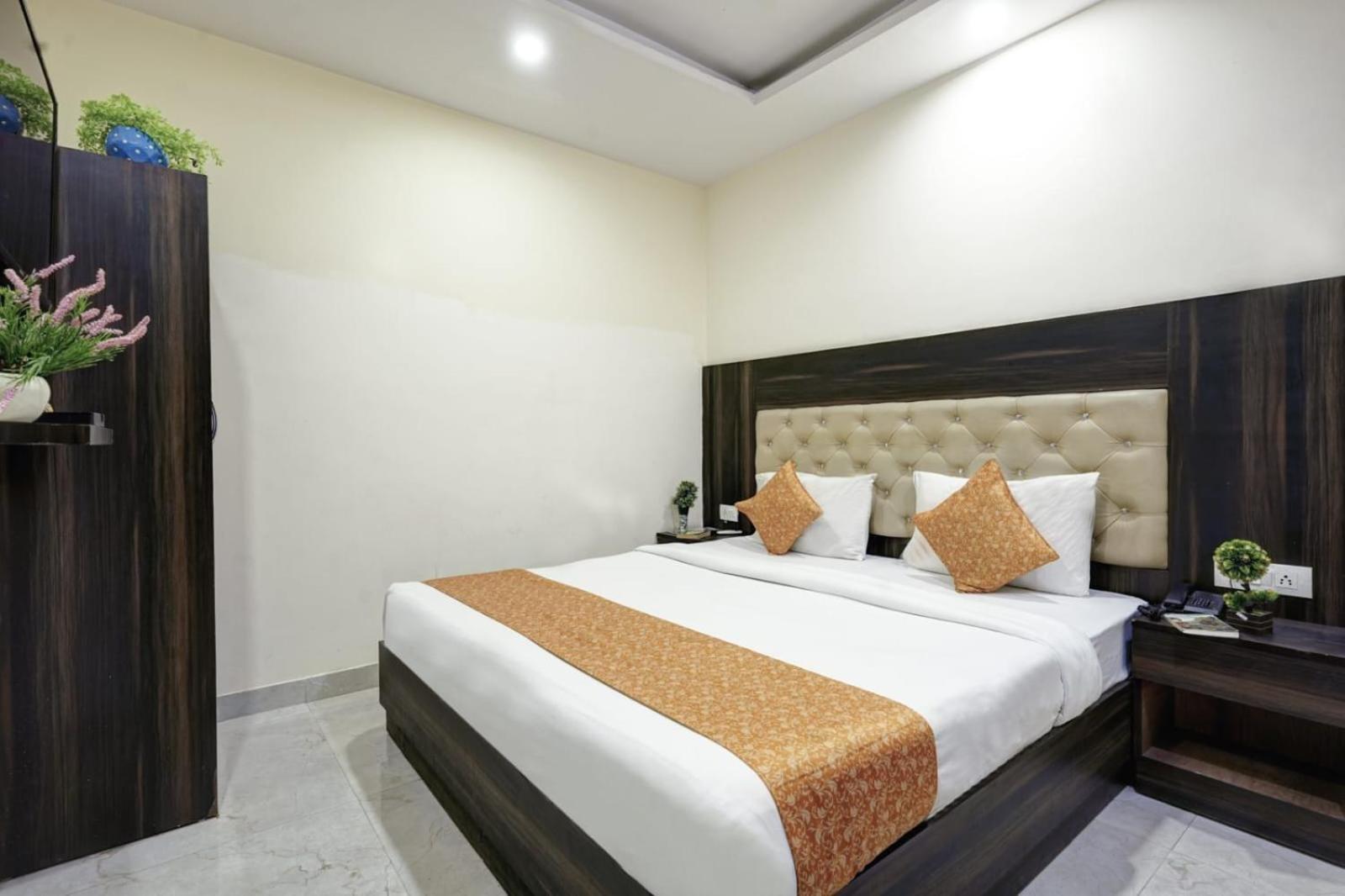 Cozy Cave Near Igi Delhi Airport Hotel