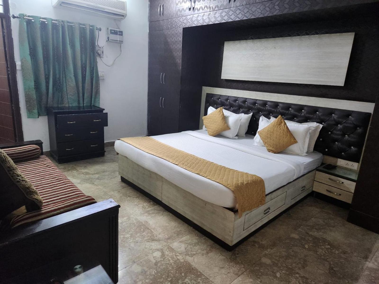 Cozy Cave Near Igi Delhi Airport 4*
