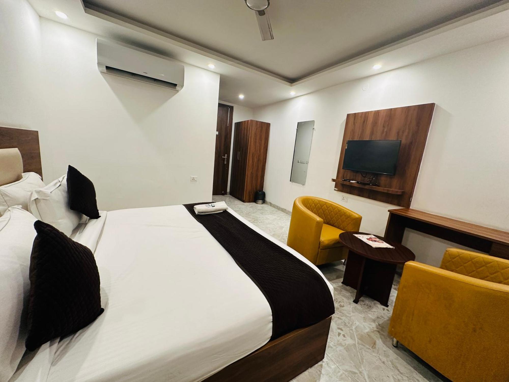 Hotel De Clark Residency Delhi Airport 4*