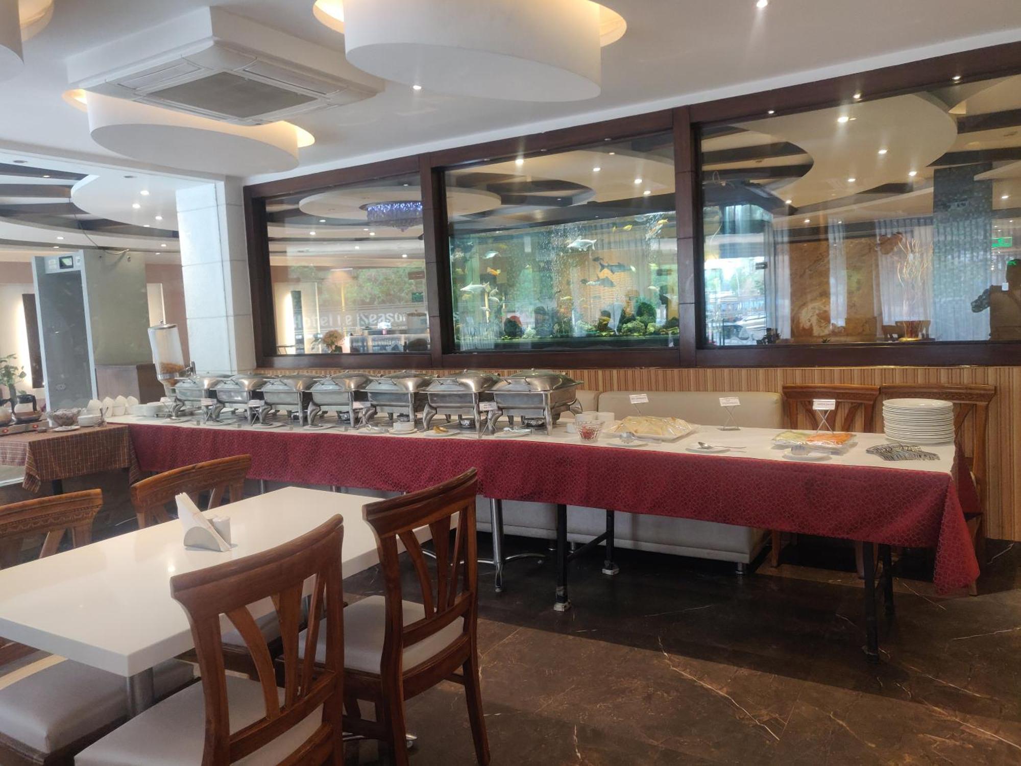 Airport Le Seasons Hotel 4*