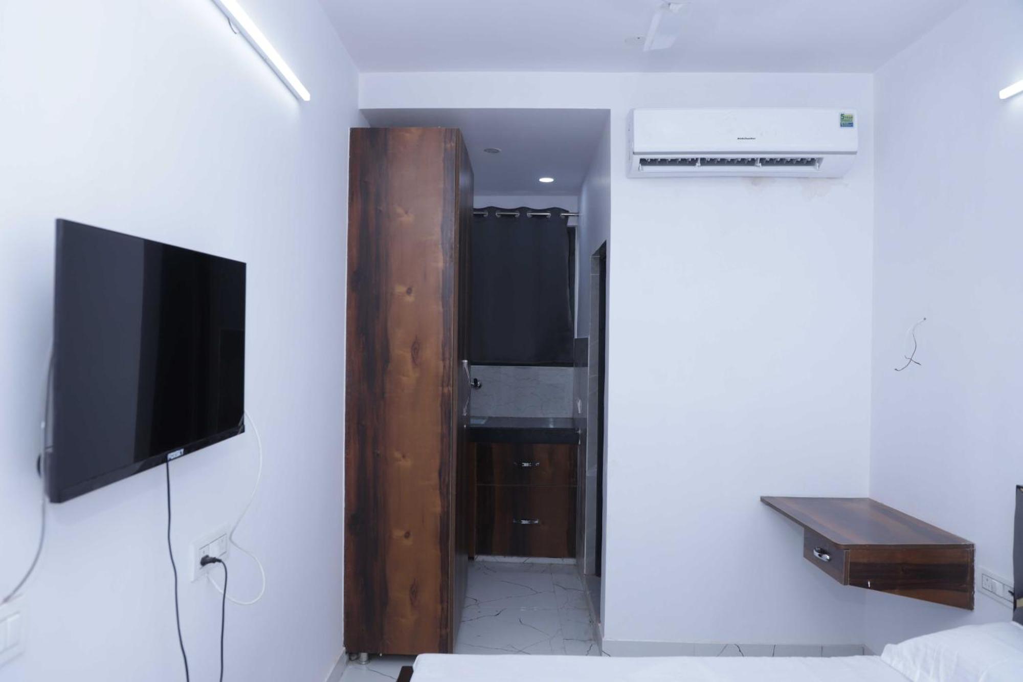 Hotel O Host
