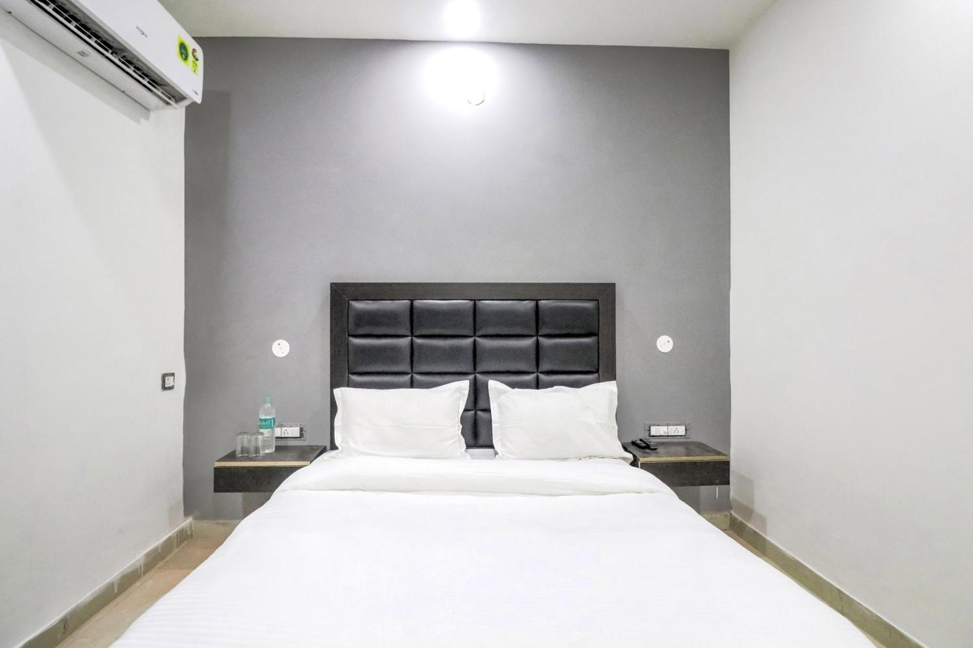 Collection O Mahavir Enclave Near Dashrath Puri Metro Station 3* New Delhi