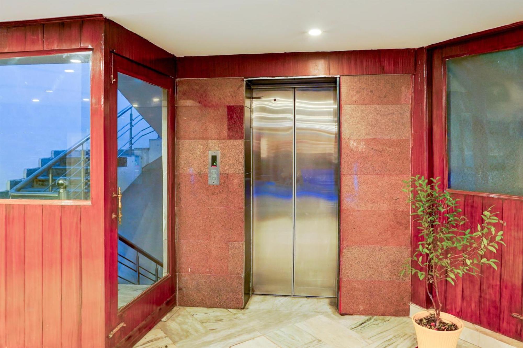 Hotel Empire Near Delhi Airport 4*