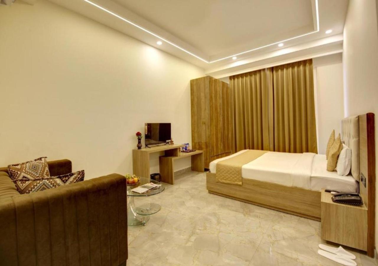 Hotel Empire Near Delhi Airport 4*