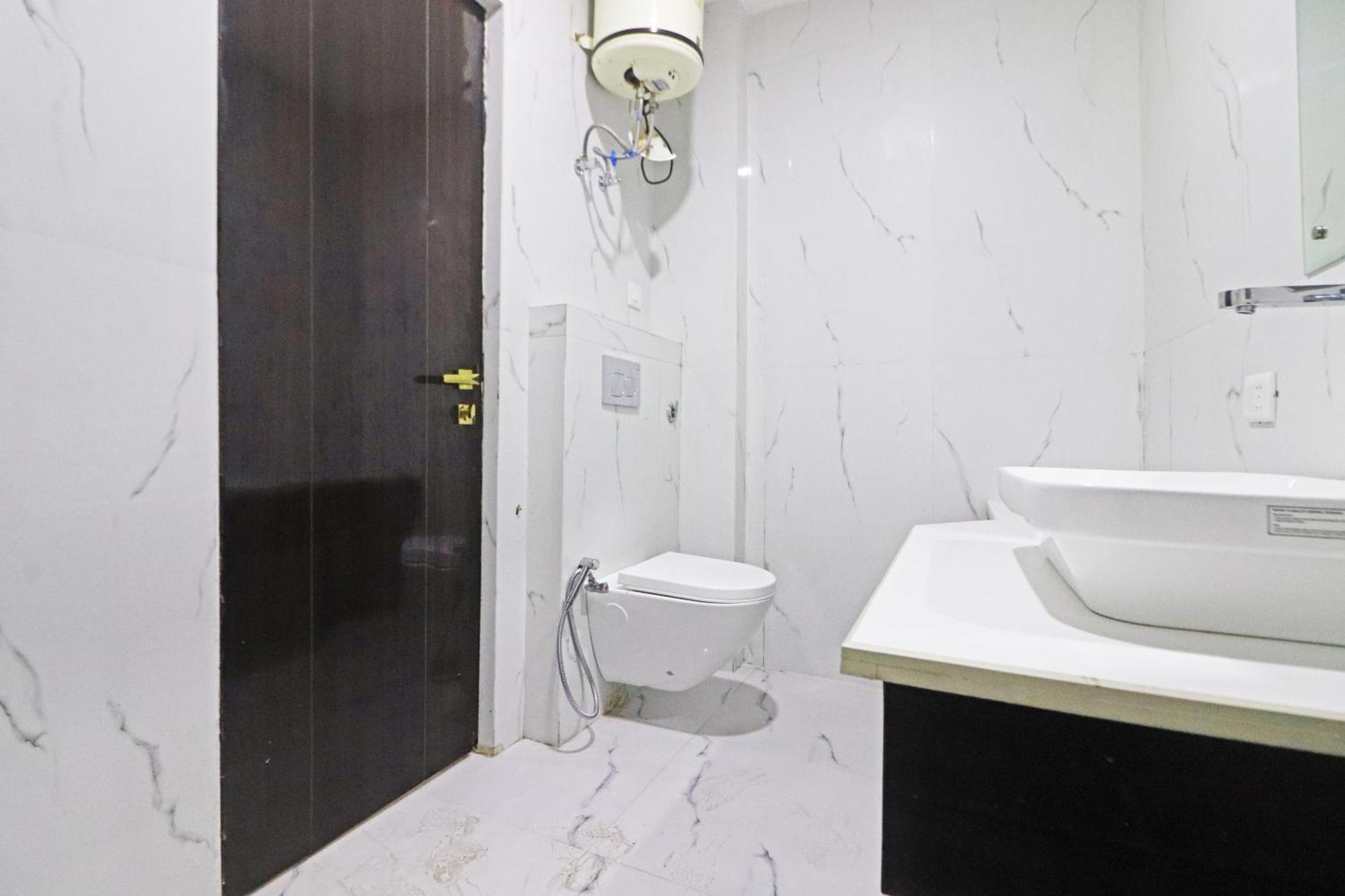 Empire Near Delhi Airport Hotel 4*