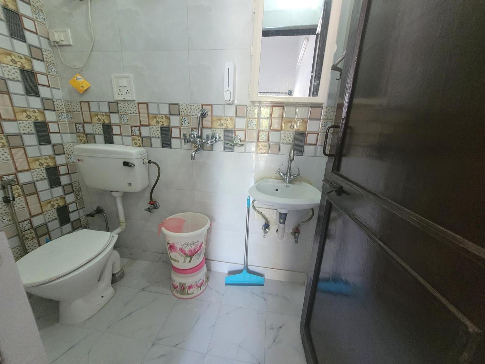 Apartment Sleek Retreat With Kitchen L Near Airport
