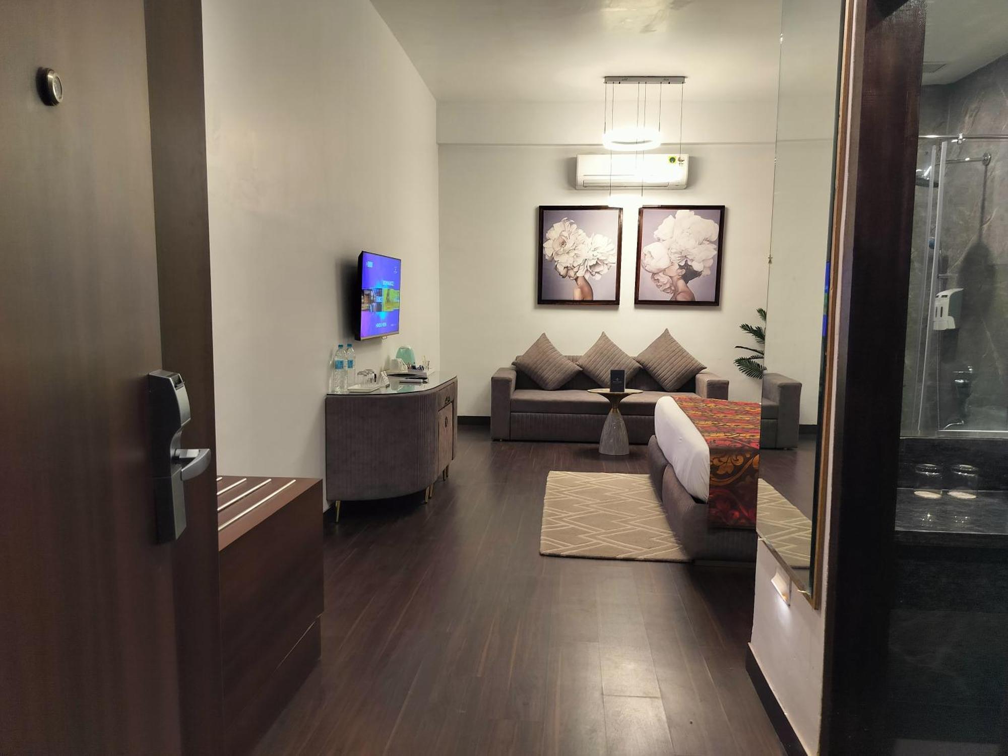 Hotel Bel-la Monde Nh8 At 6km From Igi Airport Delhi Nova Deli