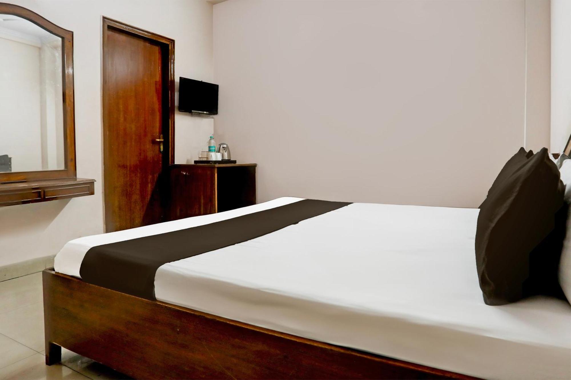 Golden Deluxe Hotel