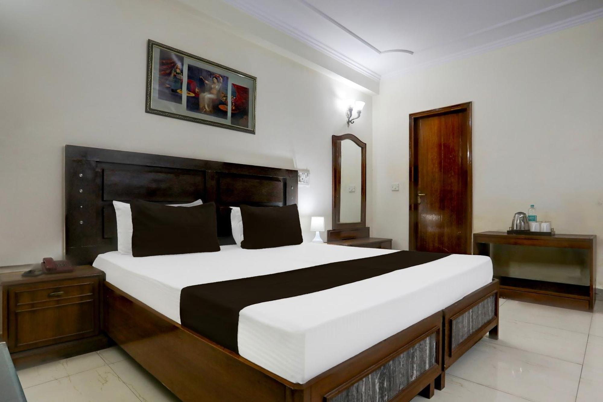 Golden Deluxe Hotel