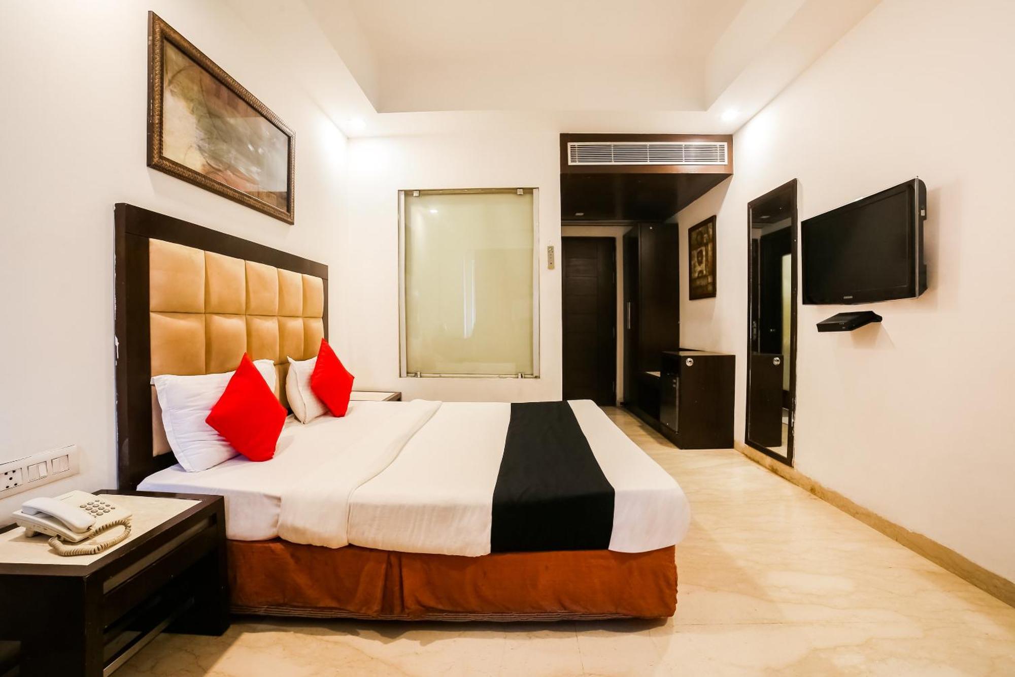 Hotel Livasa Near Blk Hospital