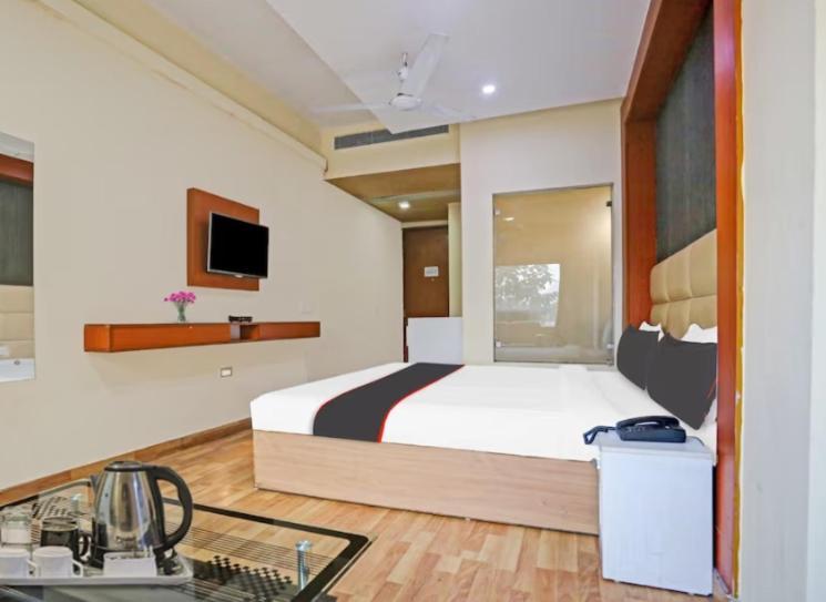 Hotel Bella In Prime Near Delhi International Airport 3*