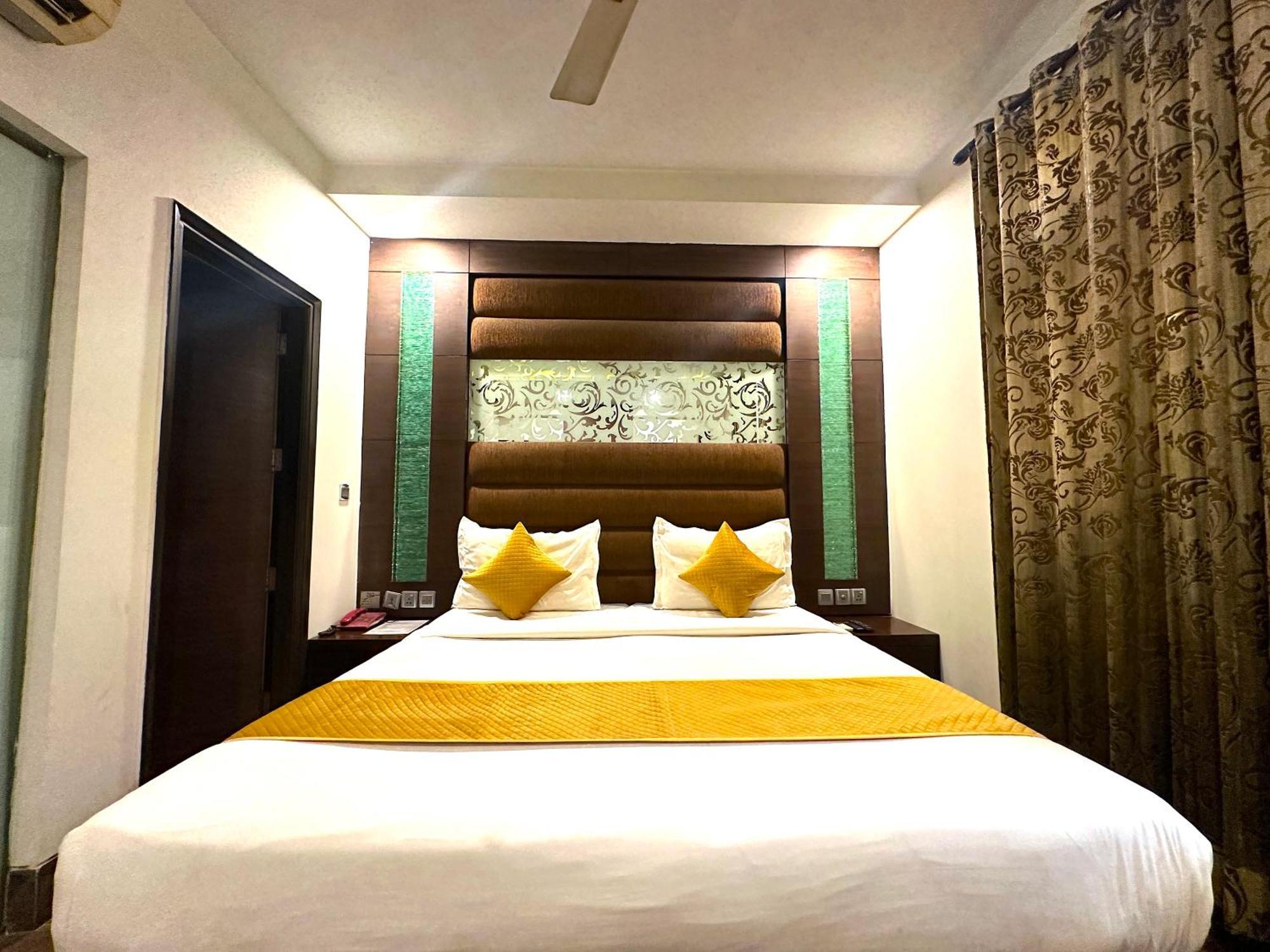At Good Time - Close To Karol Bagh Metro Station And Centre