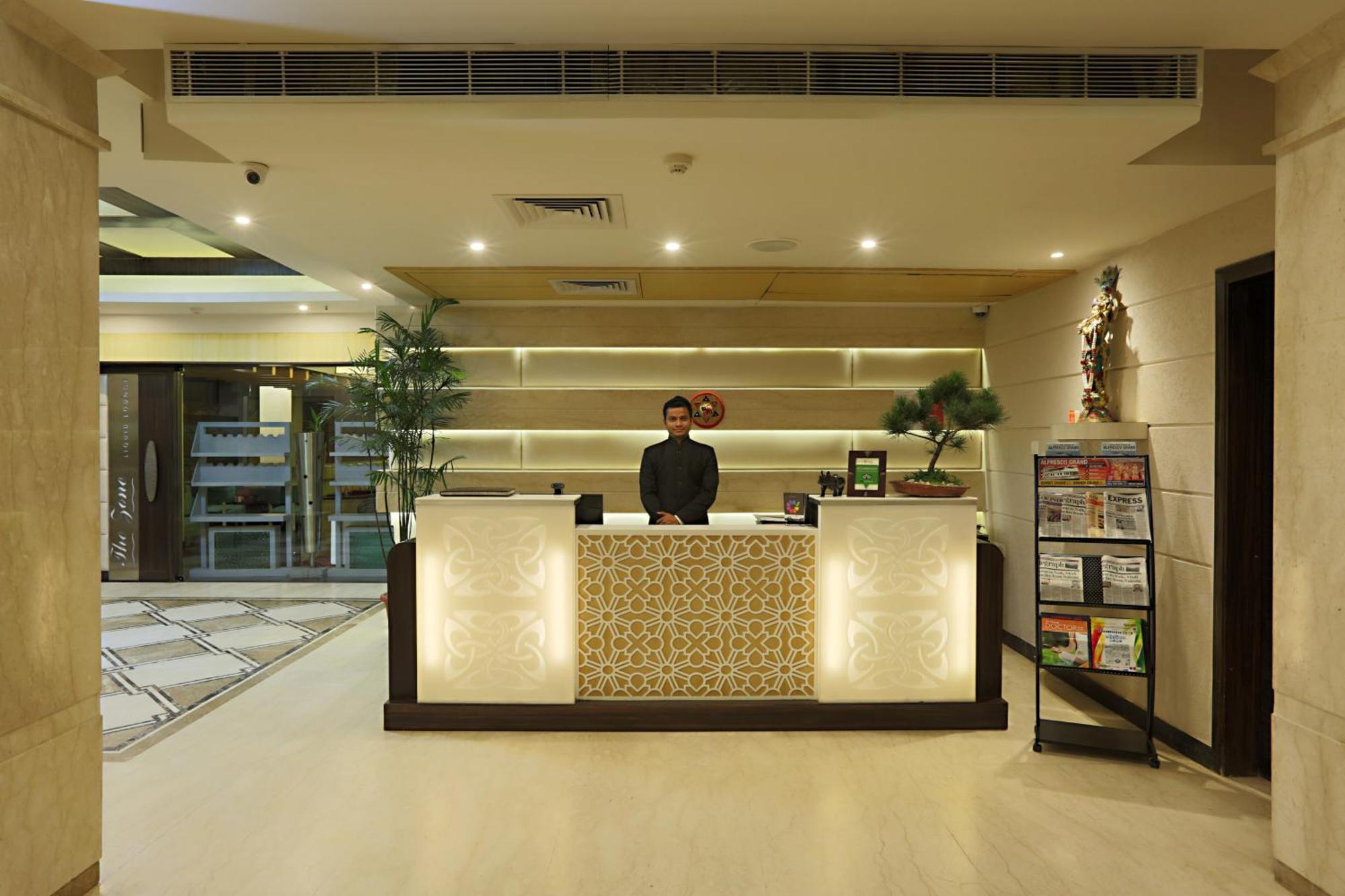 Cardinal Oxmo Delhi Airort 4* New Delhi