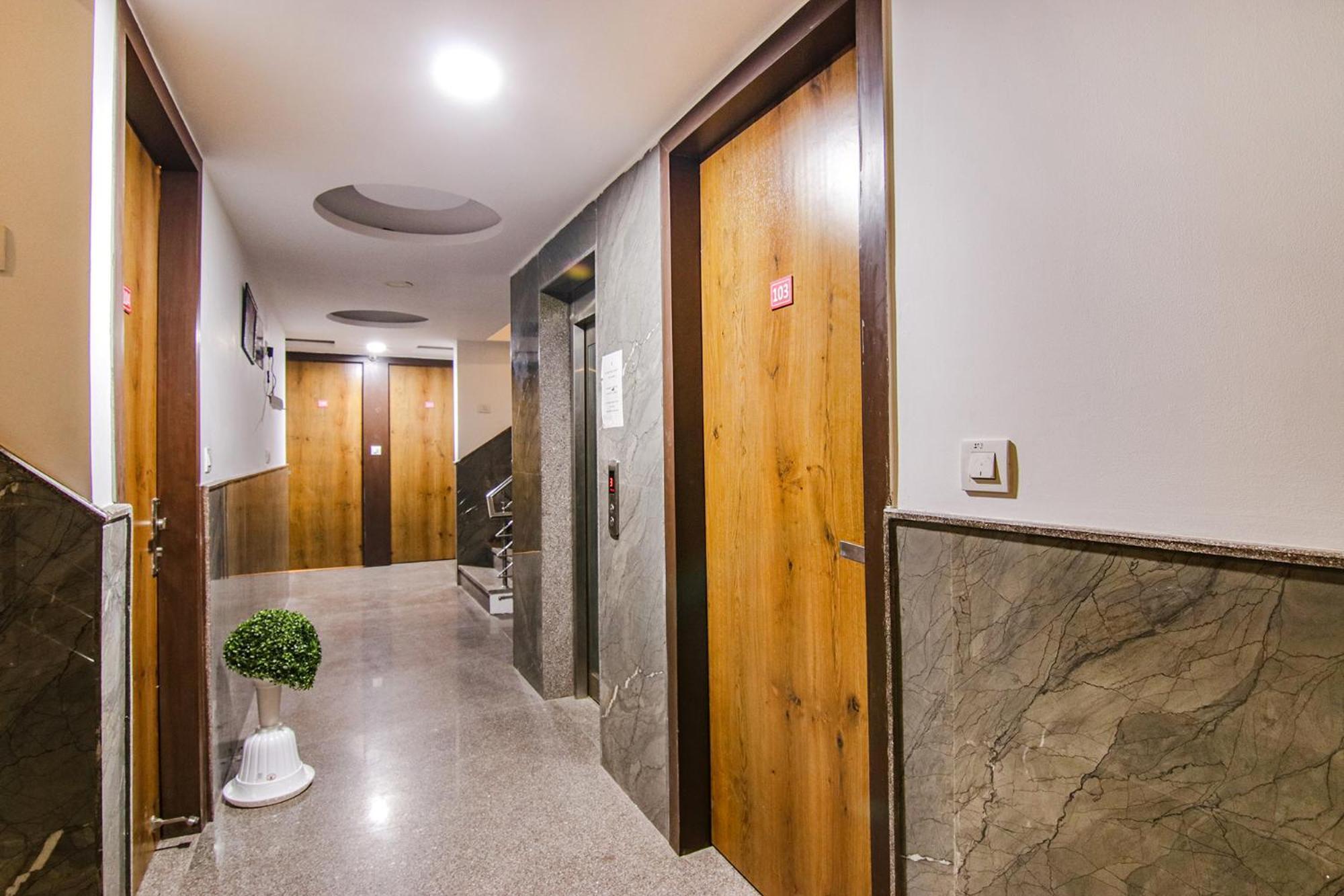 Hotel Atlantes Near Delhi Airport 4*