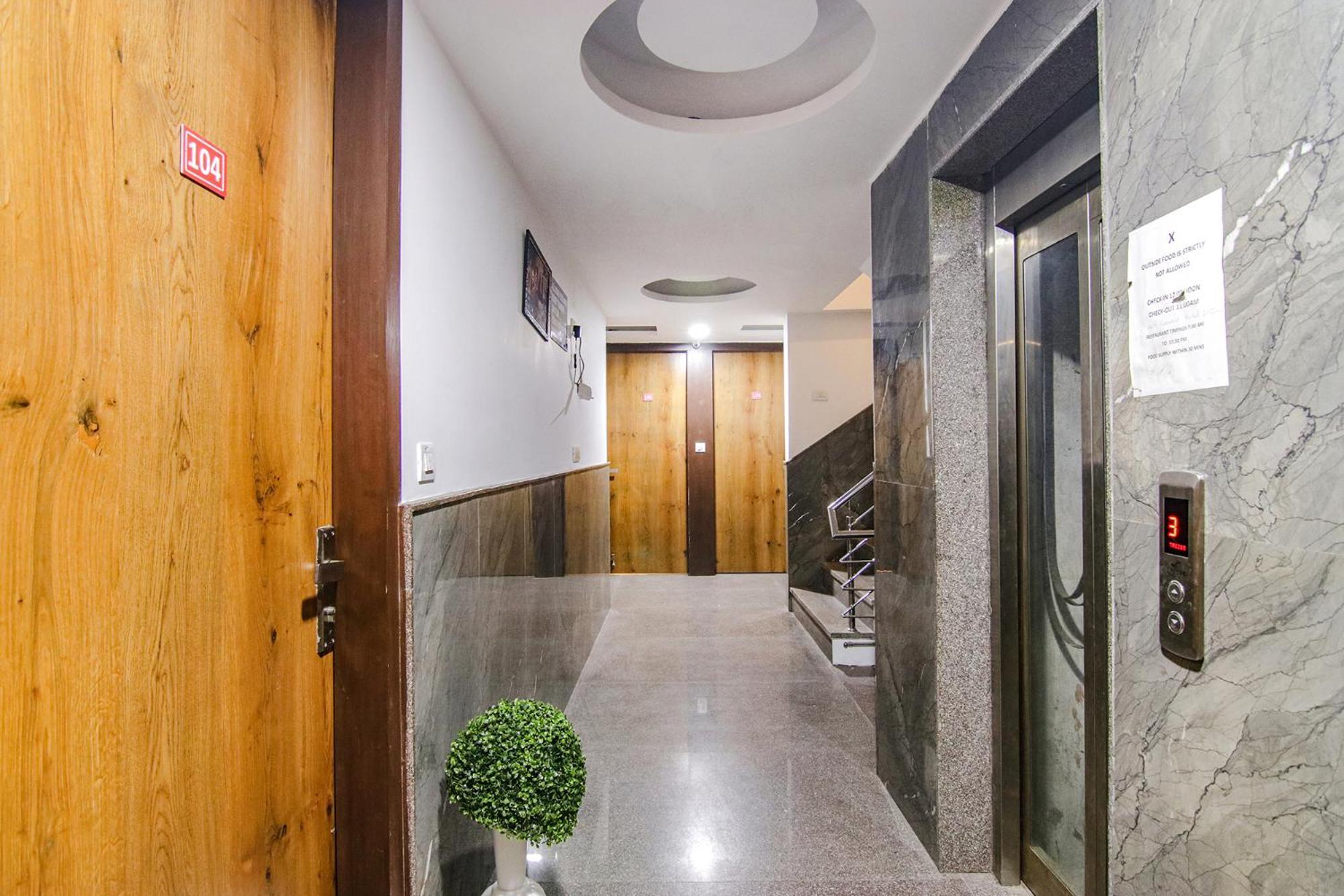 Hotel Atlantes Near Delhi Airport 4*