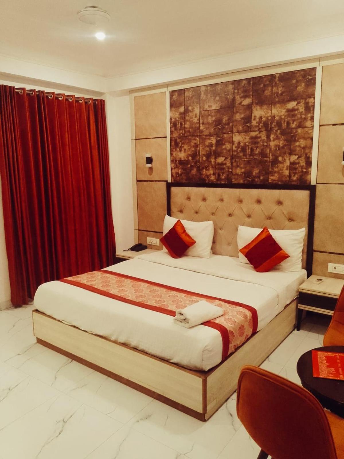Almora - Near By Delhi International Airport - With Free Airport Pickup And Drop Hotel