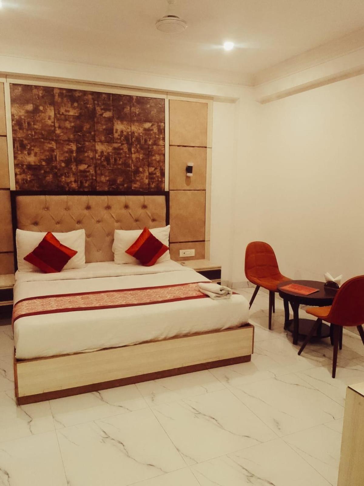 Almora - Near By Delhi International Airport - With Free Airport Pickup And Drop Hotel
