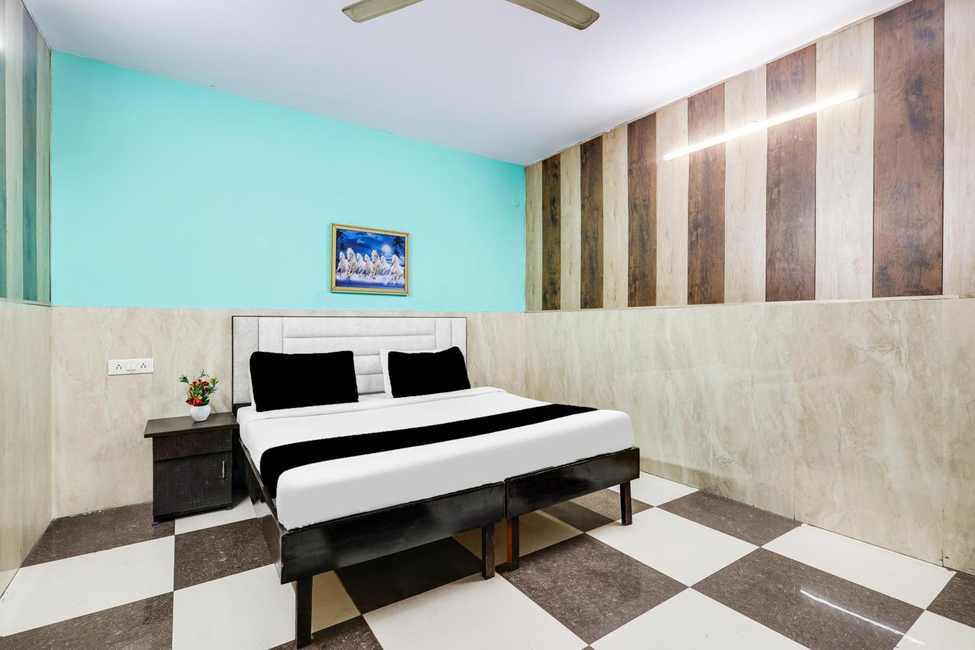 Hotel O Palam 3*