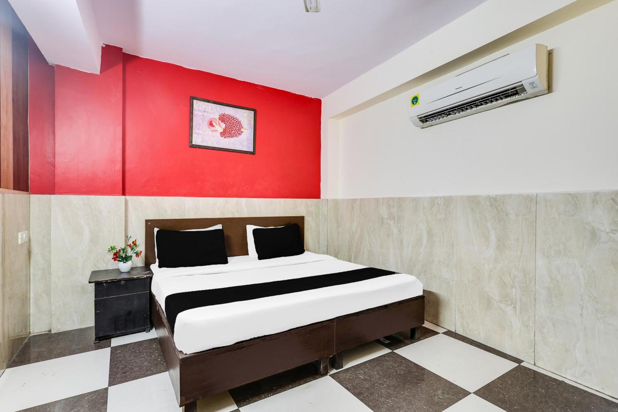 Hotel O Palam 3*
