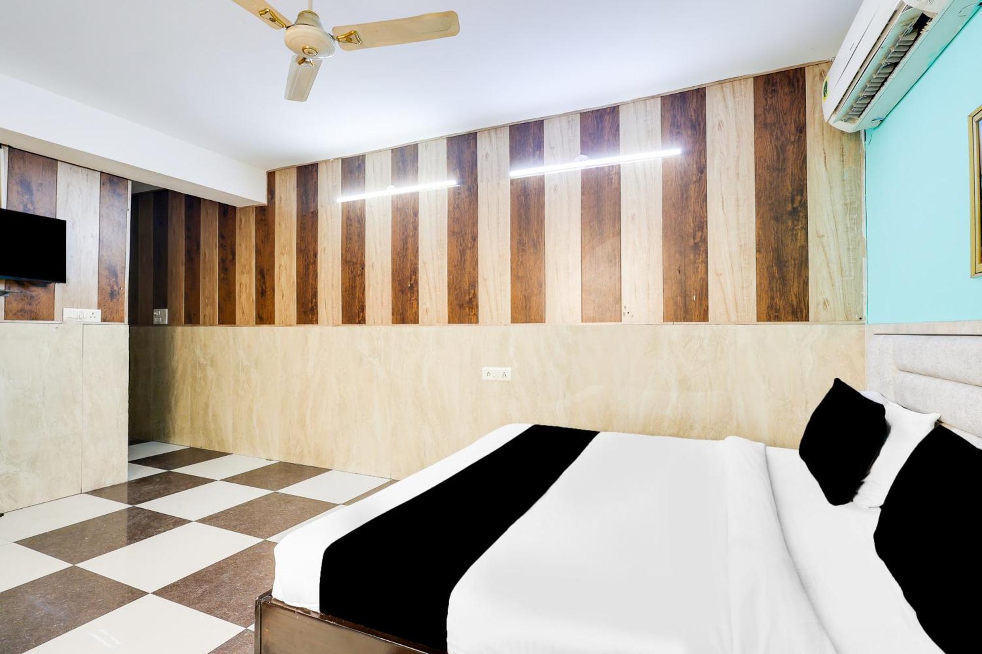 Hotel O Palam 3*