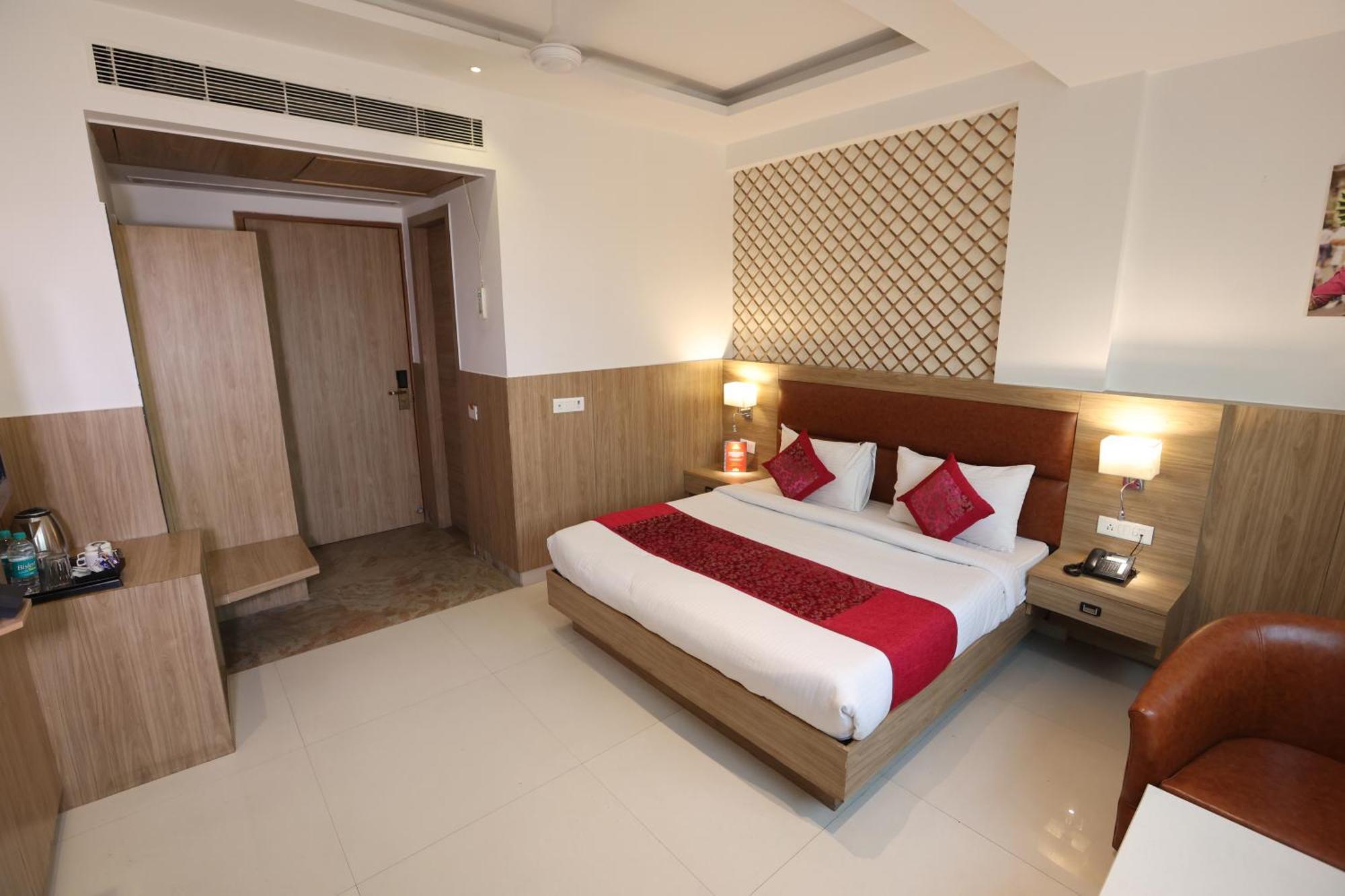 Elevate - With Complimentary Pickup Or Drop Near Delhi Airport Hotel 4*