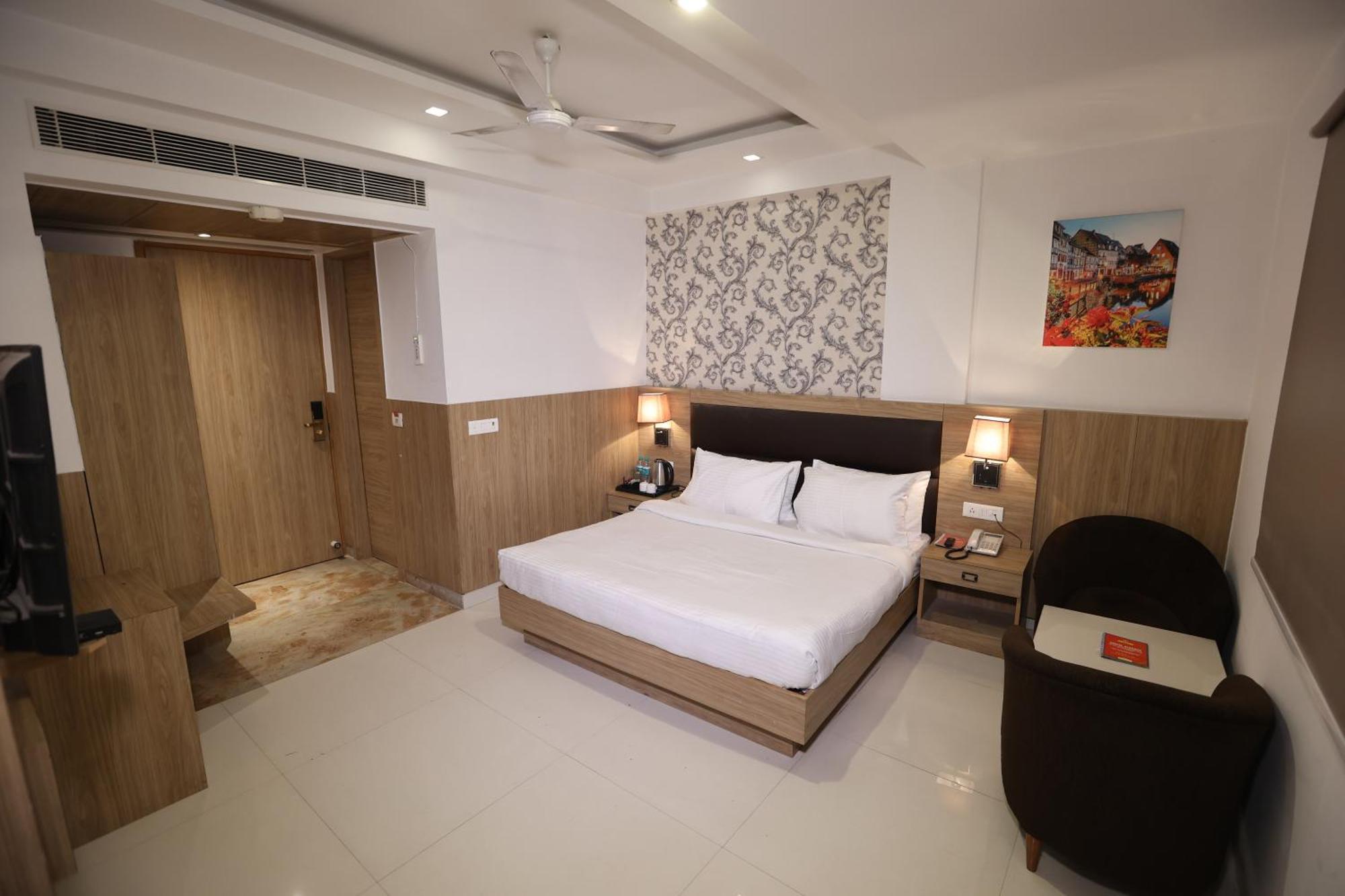 Elevate - With Complimentary Pickup Or Drop Near Delhi Airport Hotel 4*